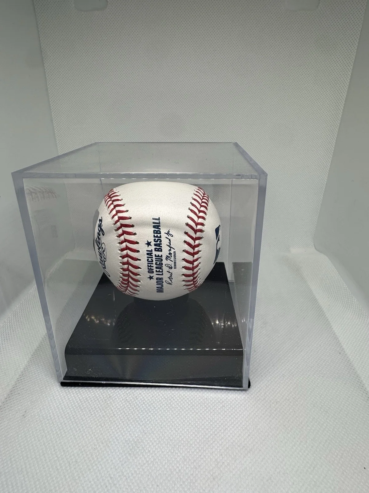 Charlie Sheen — Charlie Sheen Signed OMLB Baseball Autographed Radtke COA & Display Cube, изображение 2