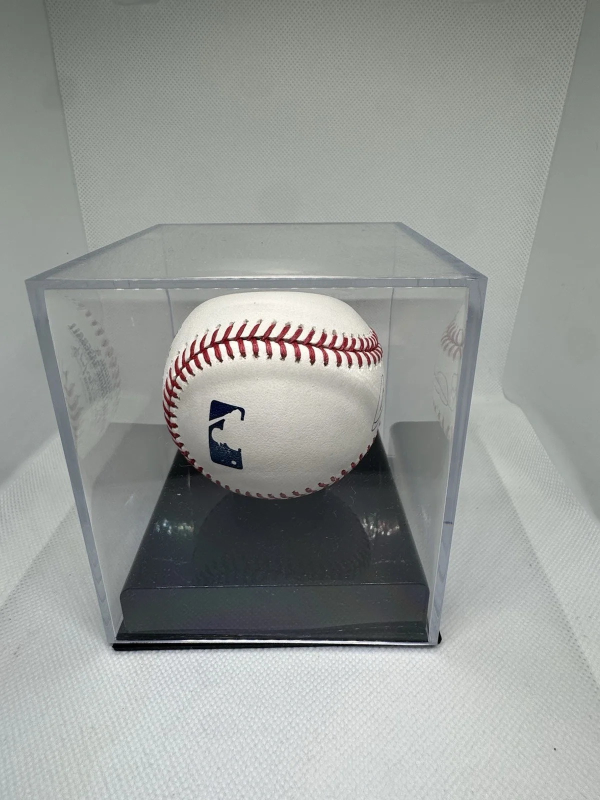 Charlie Sheen — Charlie Sheen Signed OMLB Baseball Autographed Radtke COA & Display Cube, изображение 3