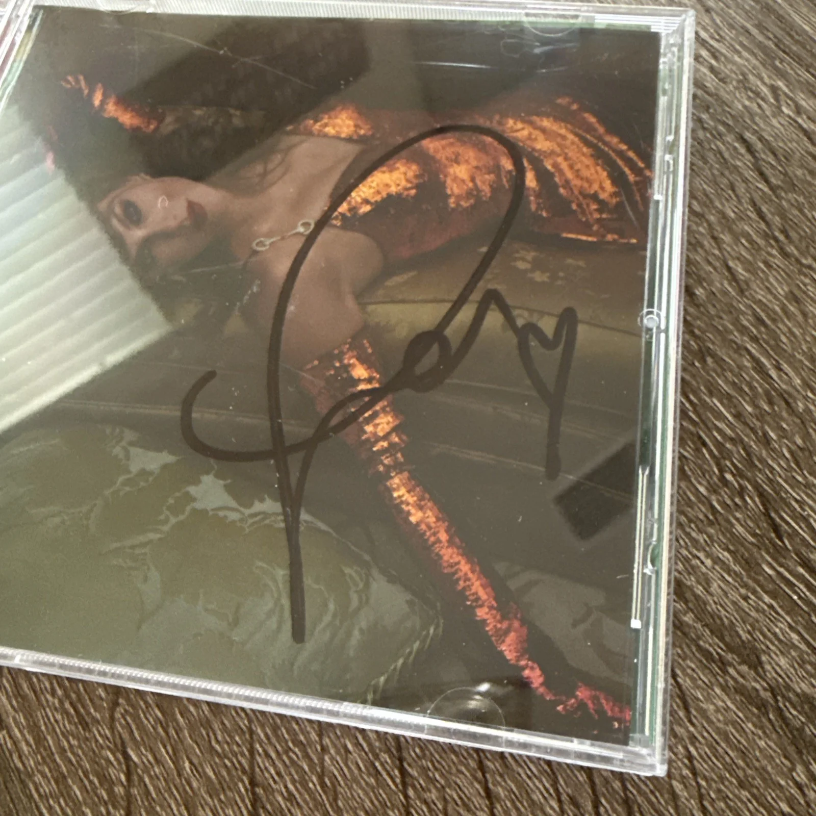 SIGNED Taylor Swift The Life Of A Showgirl Photo and CD, изображение 2