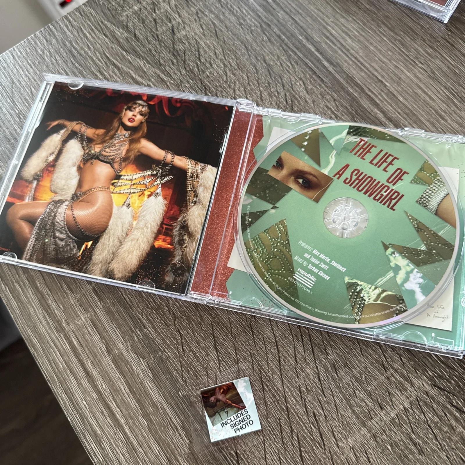 SIGNED Taylor Swift The Life Of A Showgirl Photo and CD, изображение 4
