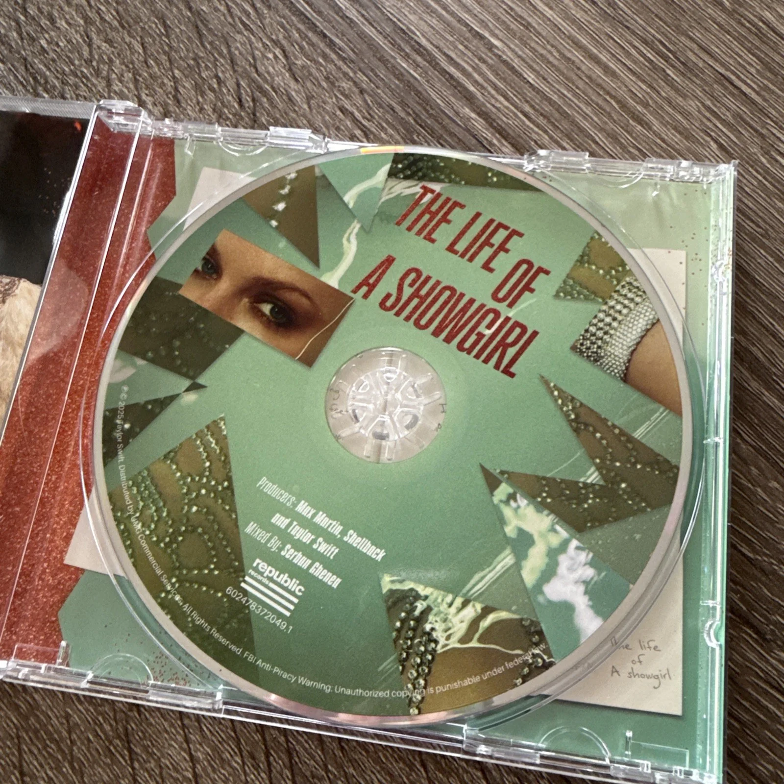 SIGNED Taylor Swift The Life Of A Showgirl Photo and CD, изображение 5