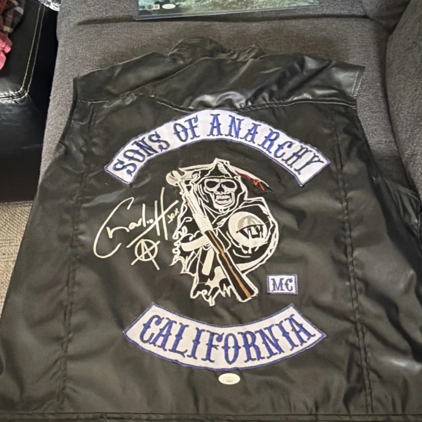 Charlie Hunnam — Charlie Hunnam Signed Sons of Anarchy Jacket Original Television JSA