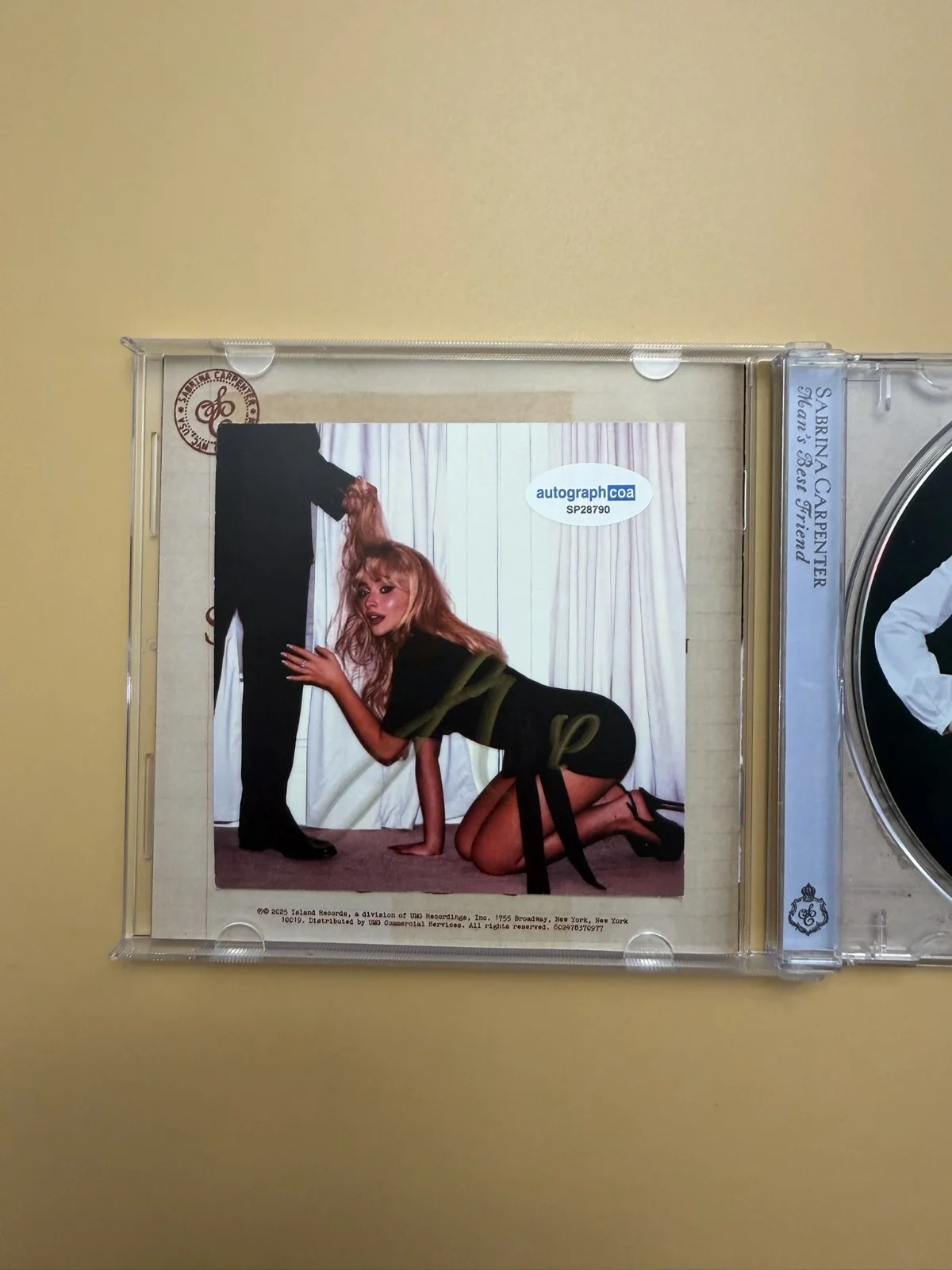 SIGNED Sabrina Carpenter CD Autograph Man’s Best Friend SP28790, изображение 2