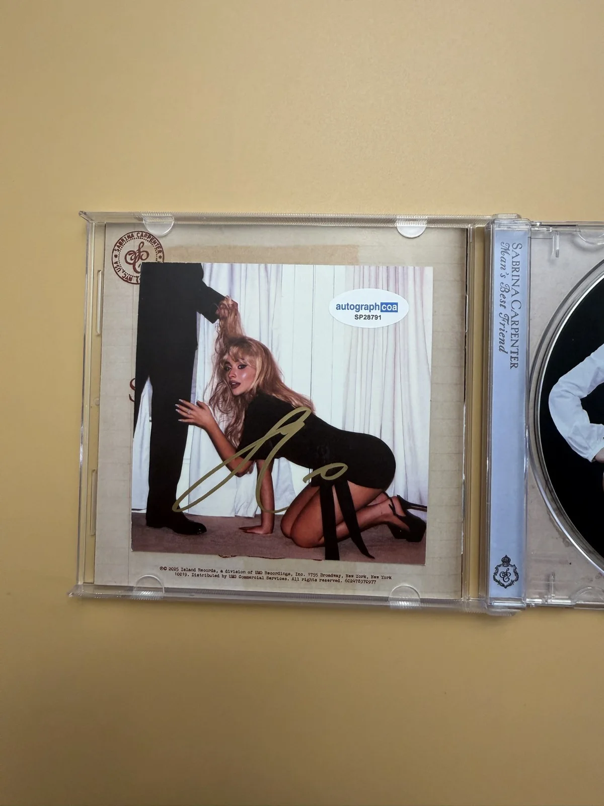 Sabrina Carpenter SIGNED Man’s Best Friend CD Album ACOA Auth SP28791, изображение 2