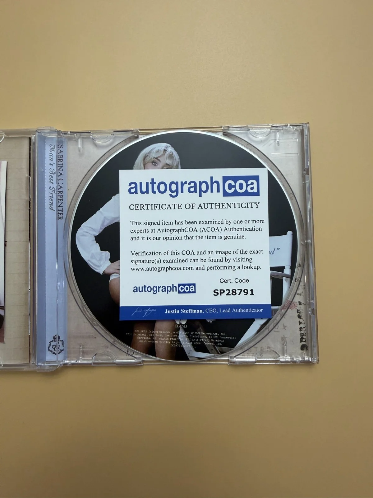 Sabrina Carpenter SIGNED Man’s Best Friend CD Album ACOA Auth SP28791, изображение 3