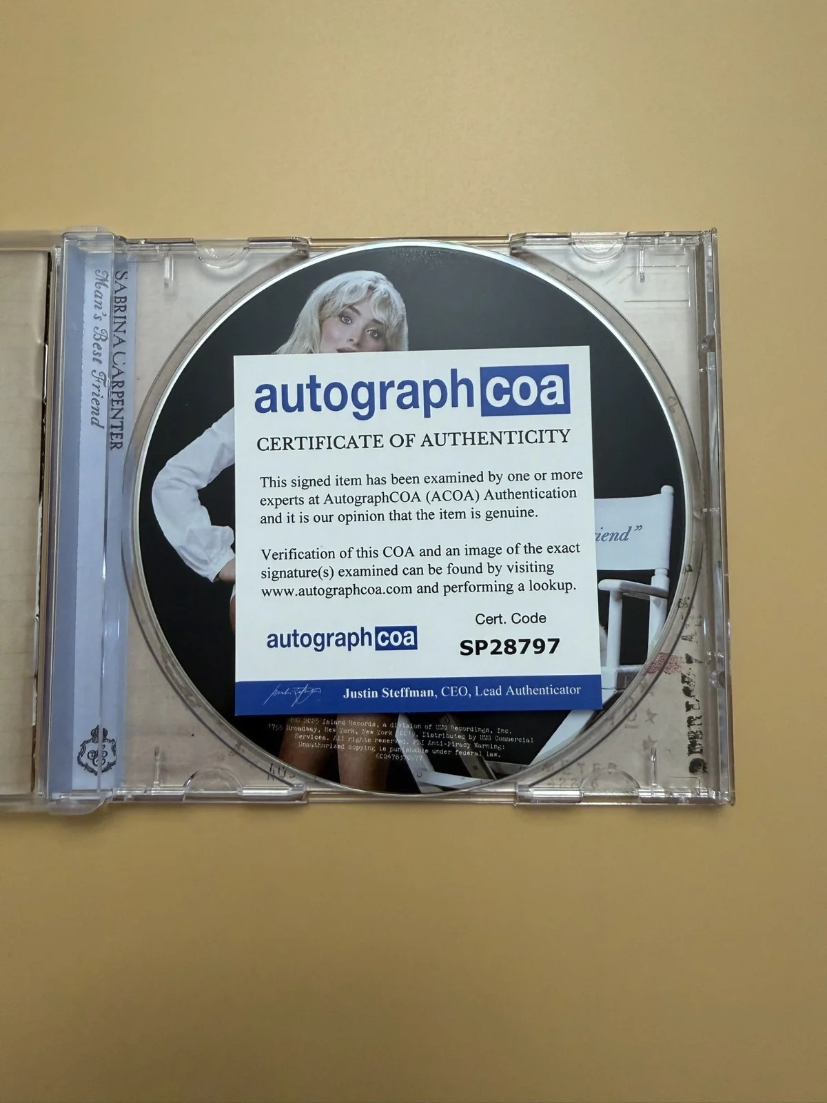 Sabrina Carpenter SIGNED Autograph CD Album Man’s Best Friend ACOA SP28797, изображение 3