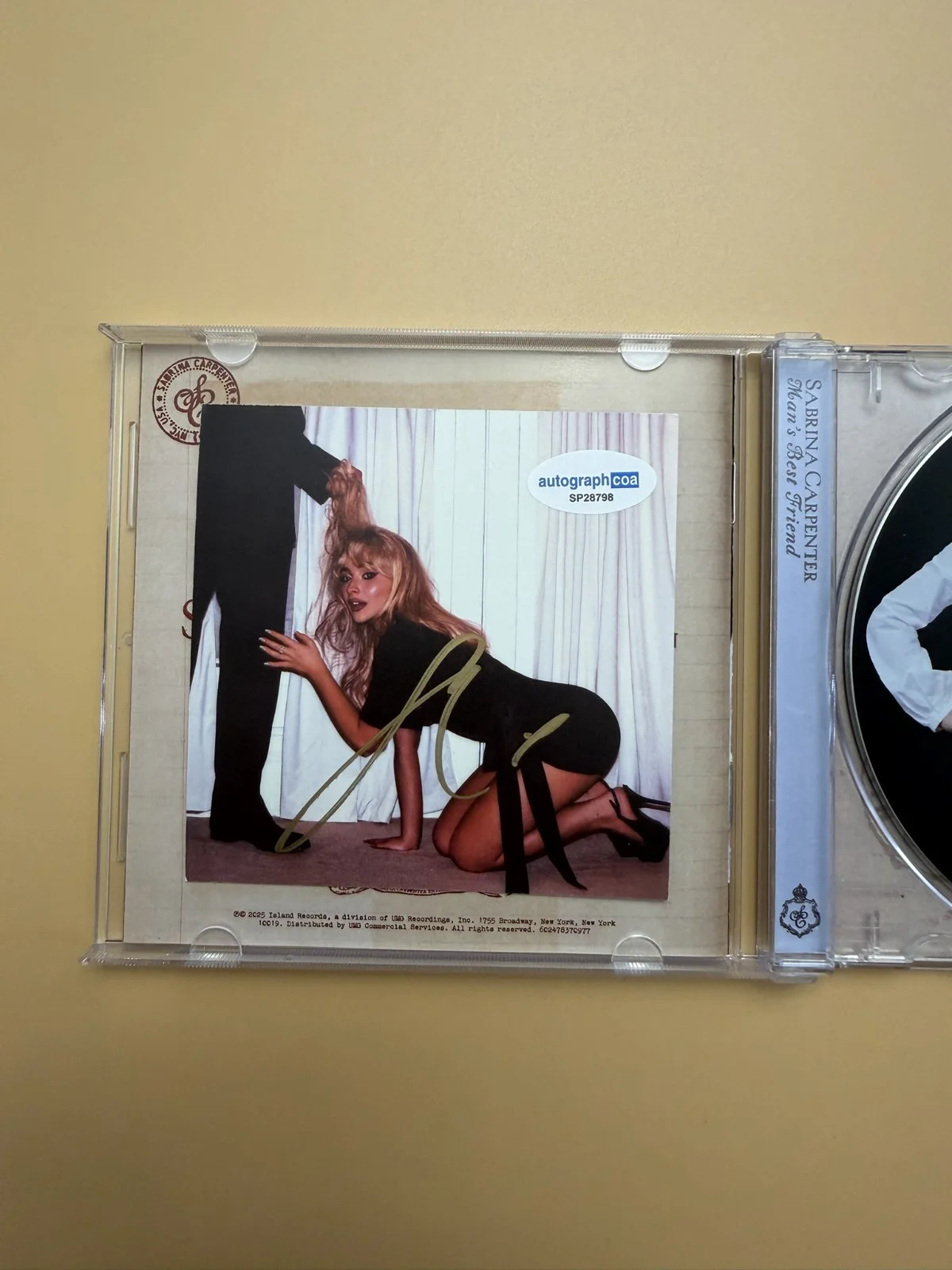 SIGNED Sabrina Carpenter Man’s Best Friend CD ACOA Auth SP28798, изображение 2