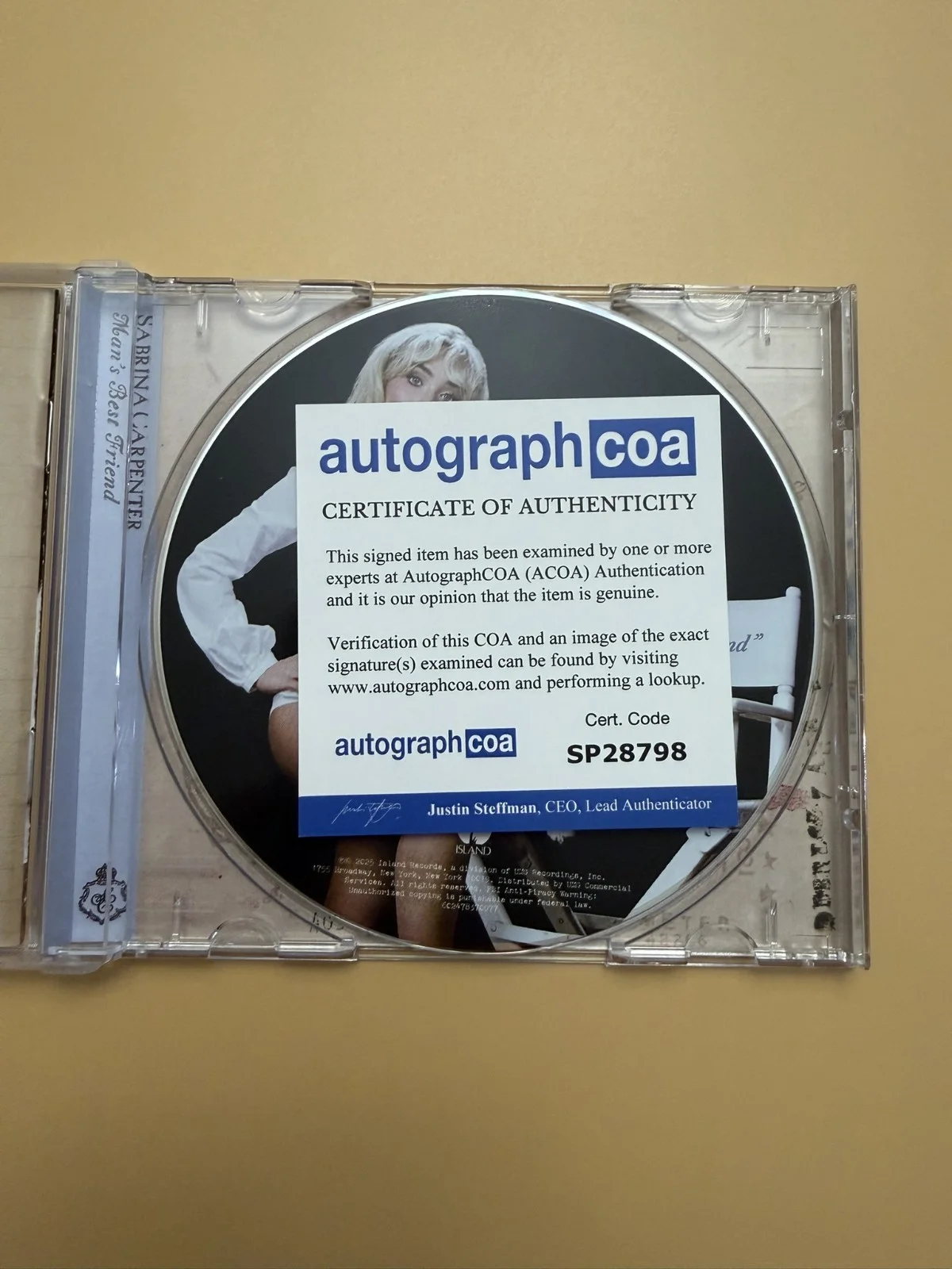 SIGNED Sabrina Carpenter Man’s Best Friend CD ACOA Auth SP28798, изображение 3