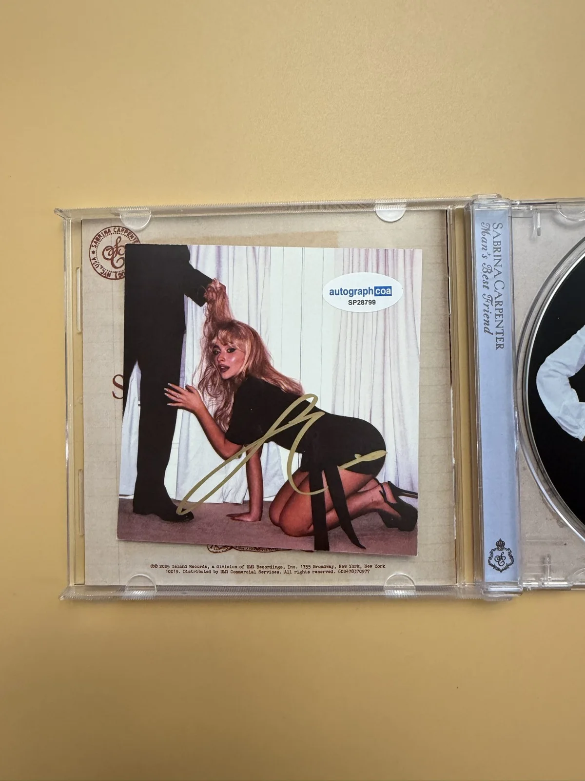 Sabrina Carpenter SIGNED CD Man’s Best Friend Autograph SP28799, изображение 2