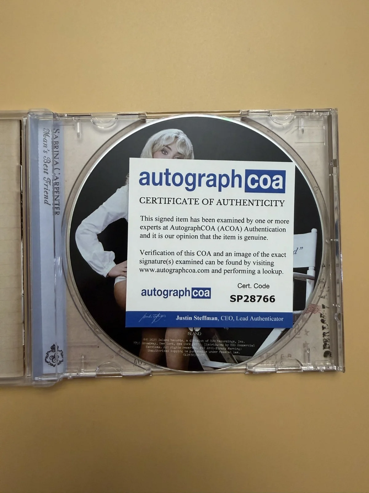 SIGNED Sabrina Carpenter CD Man’s Best Friend Autograph ACOA SP28766, изображение 3