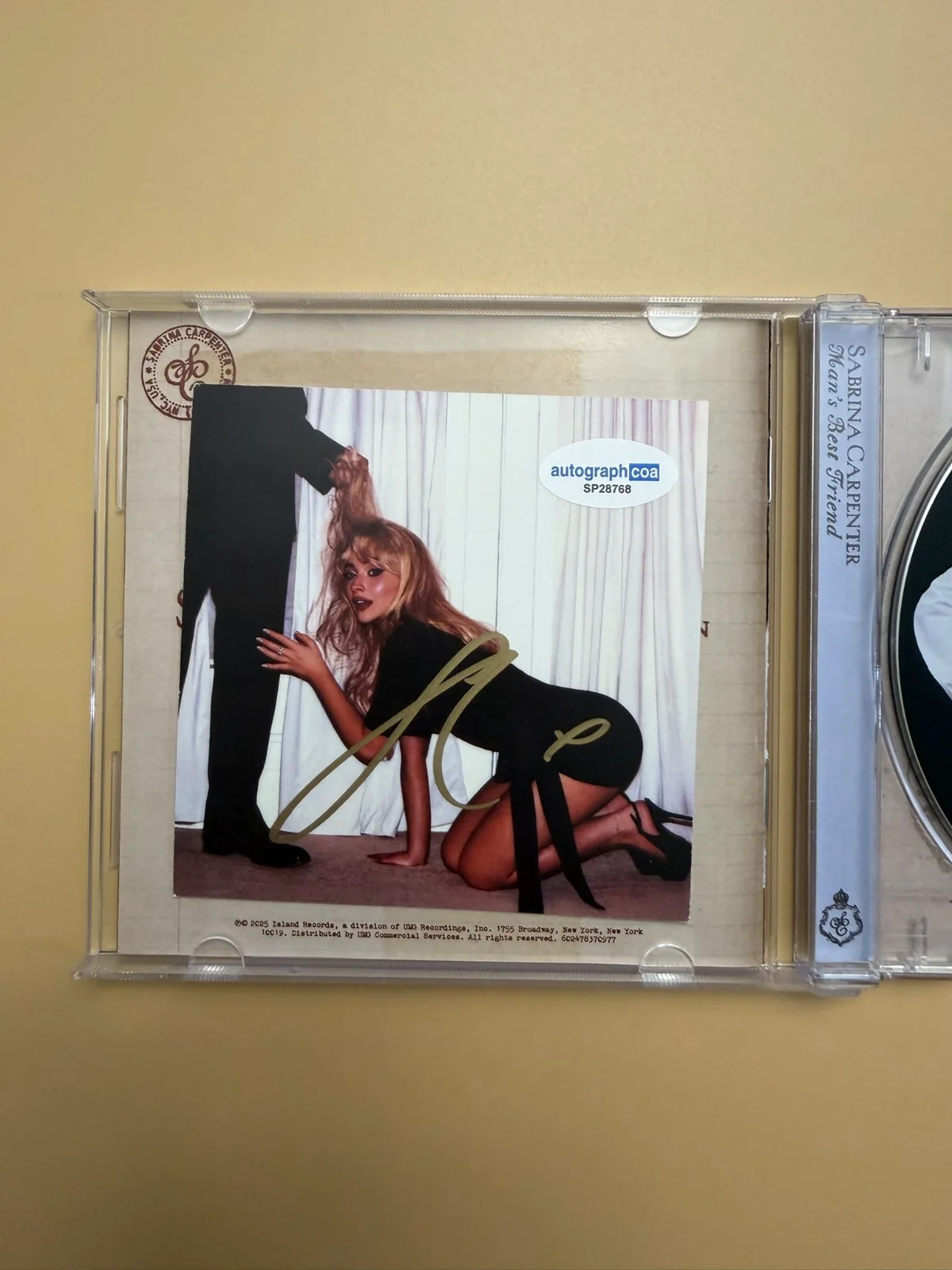 SIGNED Sabrina Carpenter CD Man’s Best Friend ACOA SP28768, image 2