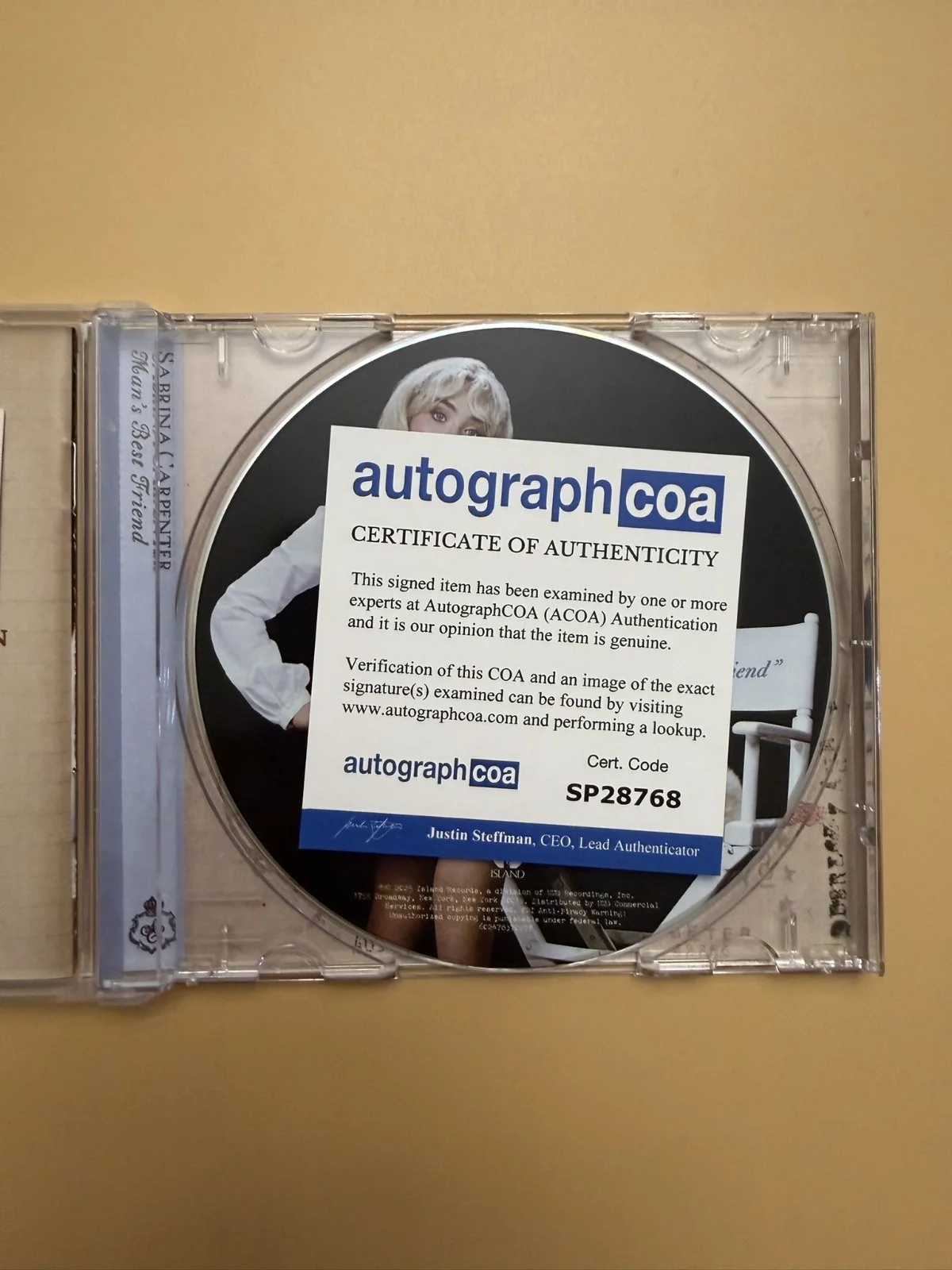 SIGNED Sabrina Carpenter CD Man’s Best Friend ACOA SP28768, image 3