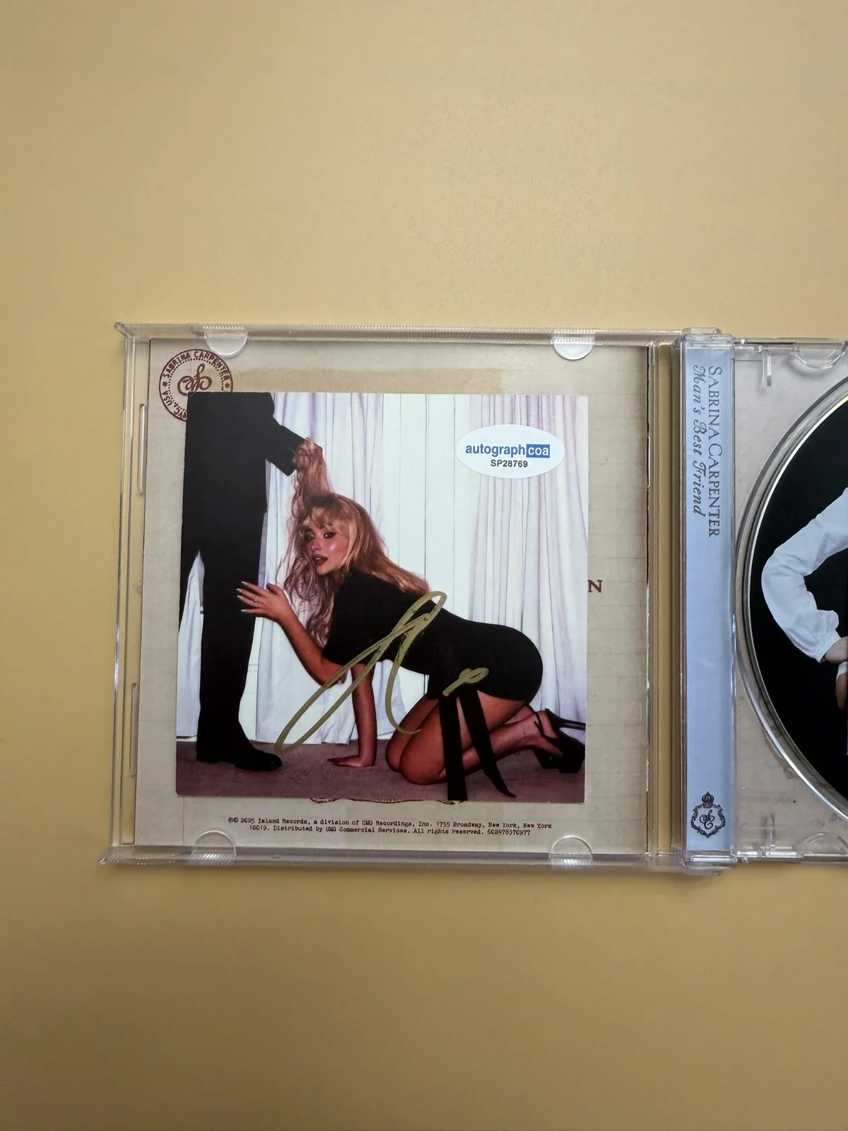 Sabrina Carpenter SIGNED Man’s Best Friend CD Album Autograph ACOA SP28769, изображение 2