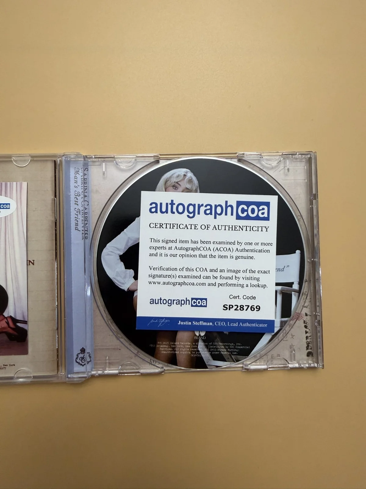 Sabrina Carpenter SIGNED Man’s Best Friend CD Album Autograph ACOA SP28769, изображение 3