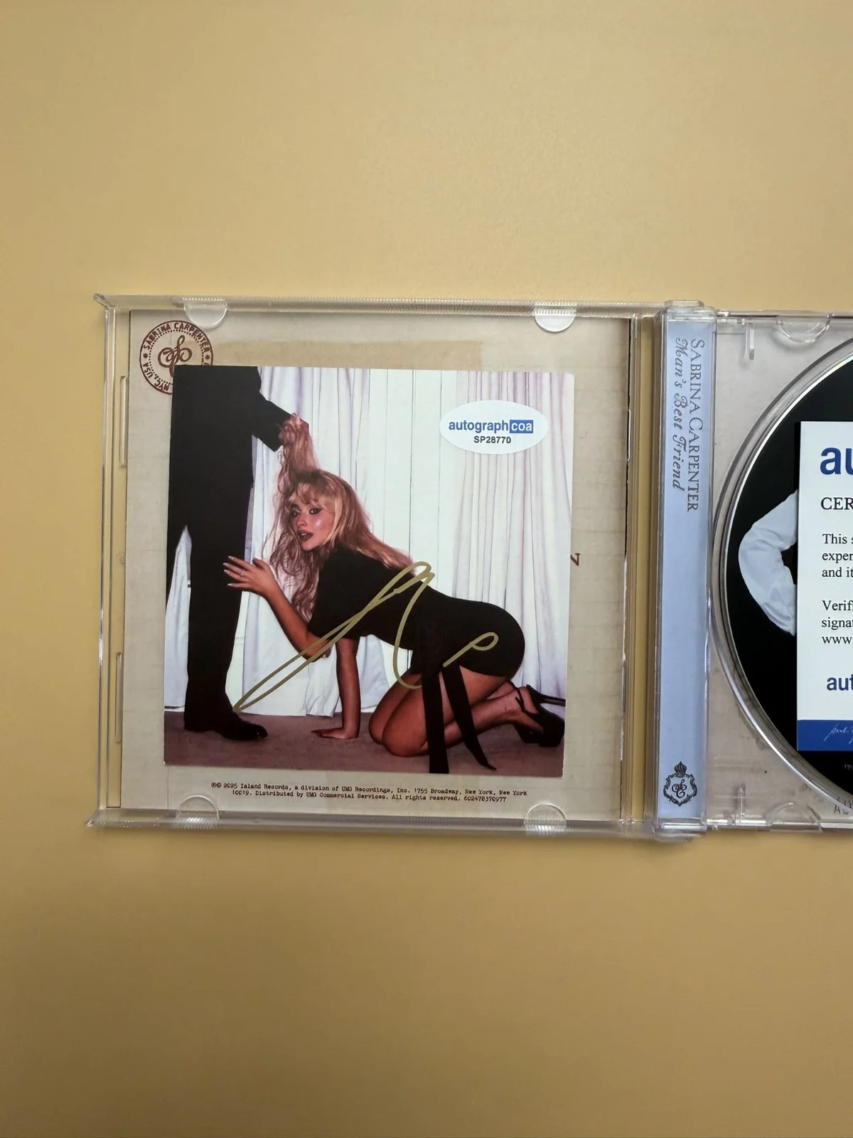 SIGNED Sabrina Carpenter CD Album Man’s Best Friend ACOA SP28770, image 2