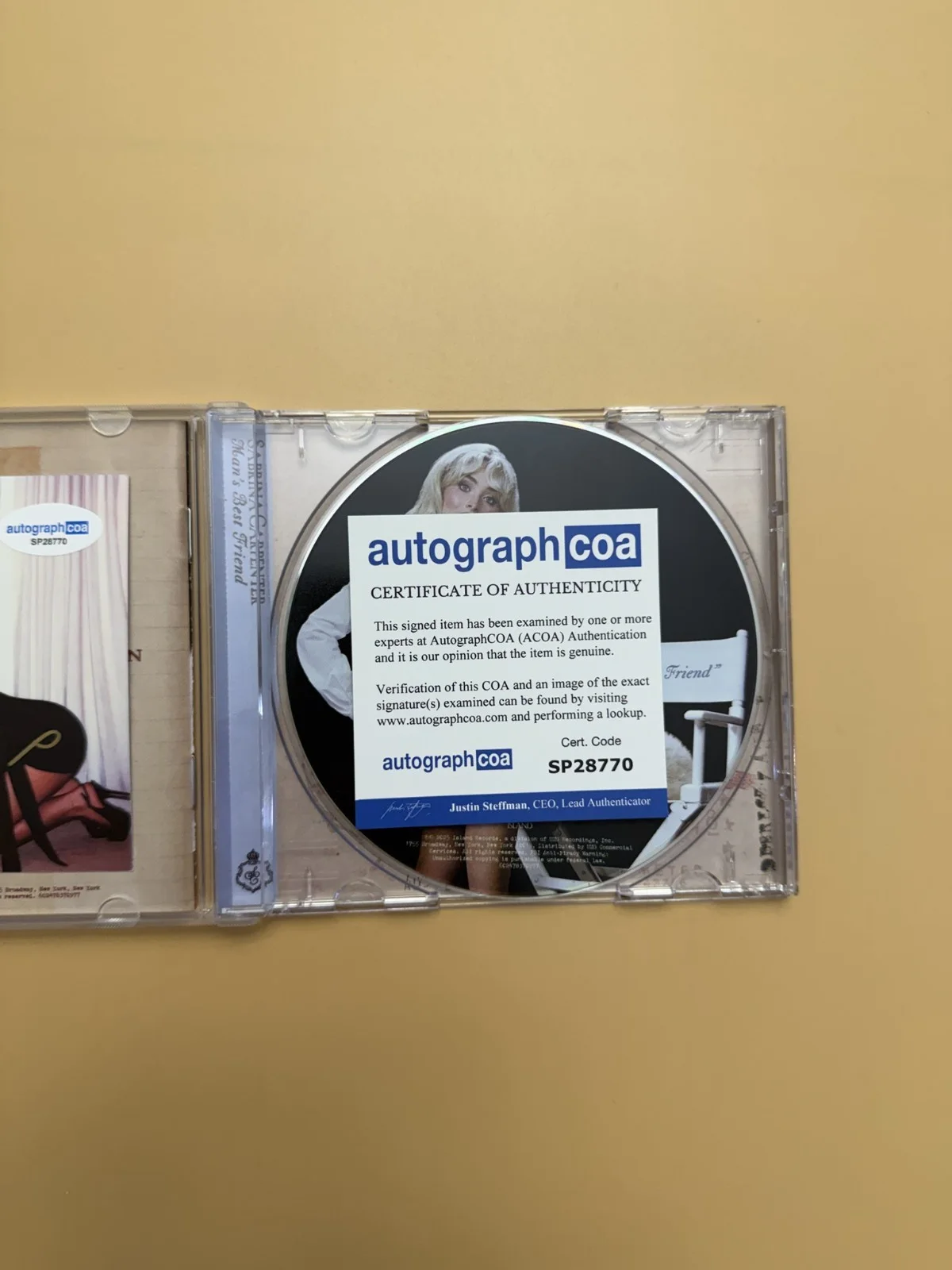 SIGNED Sabrina Carpenter CD Album Man’s Best Friend ACOA SP28770, image 3