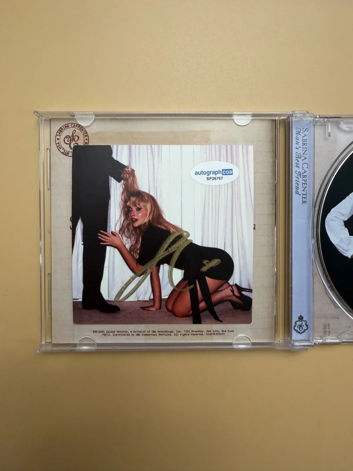 Sabrina Carpenter SIGNED Man’s Best Friend CD Autograph ACOA SP28767, изображение 2
