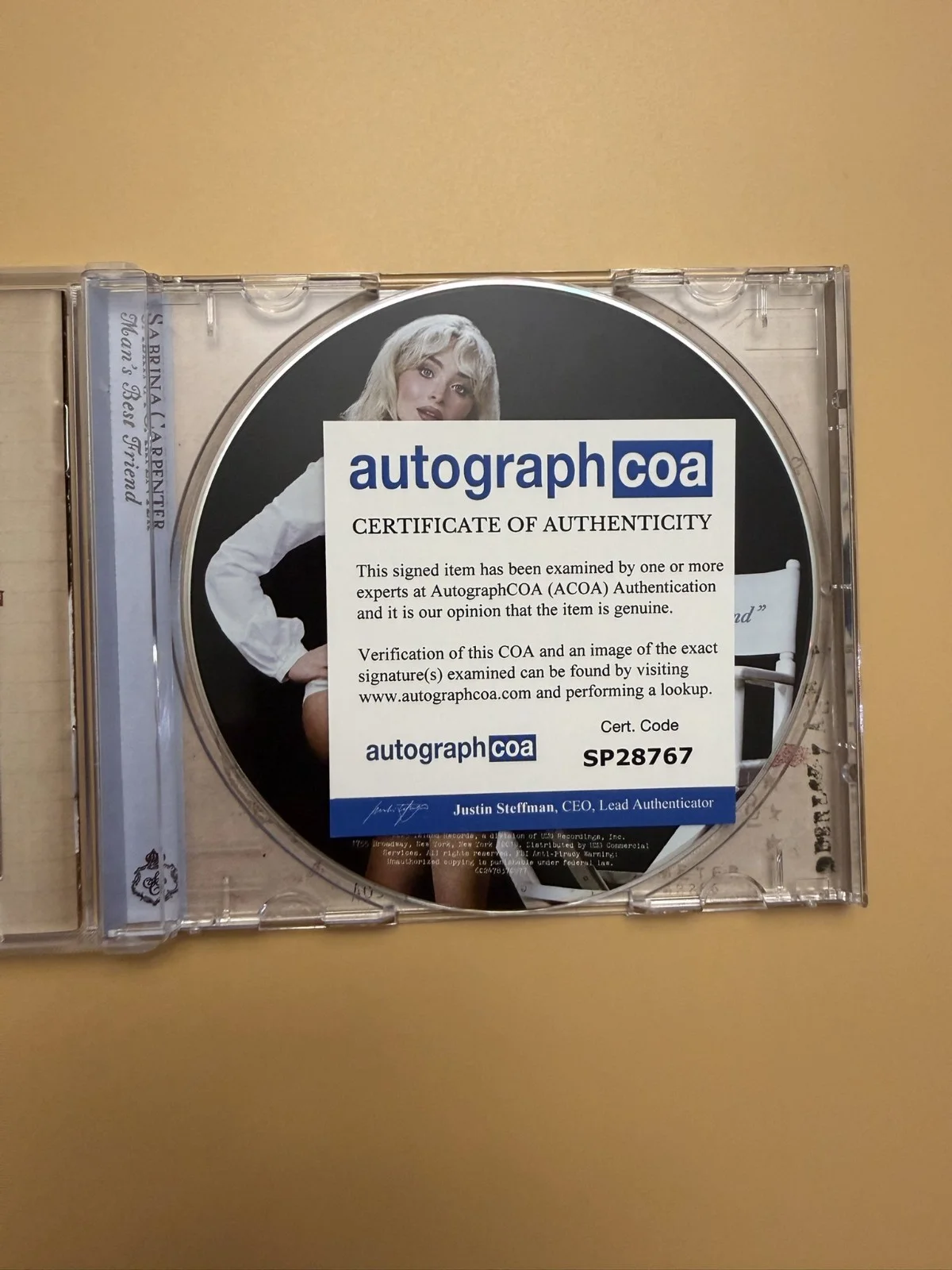 Sabrina Carpenter SIGNED Man’s Best Friend CD Autograph ACOA SP28767, изображение 3