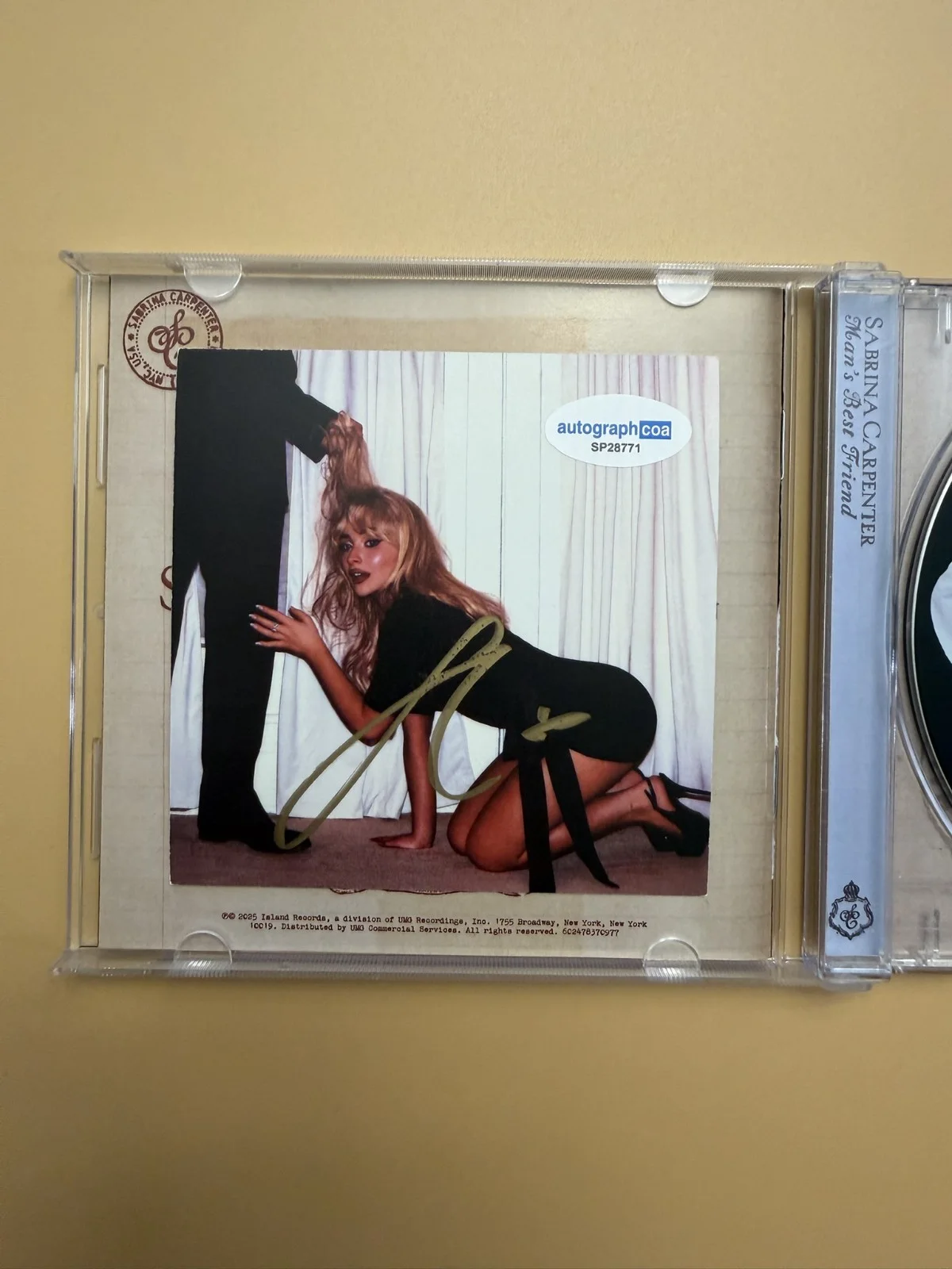 Sabrina Carpenter SIGNED Autographed CD Man’s Best Friend ACOA SP28771, изображение 2