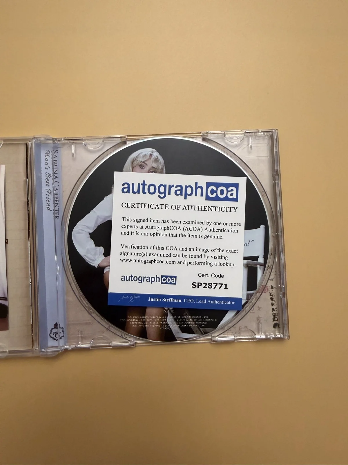 Sabrina Carpenter SIGNED Autographed CD Man’s Best Friend ACOA SP28771, изображение 3
