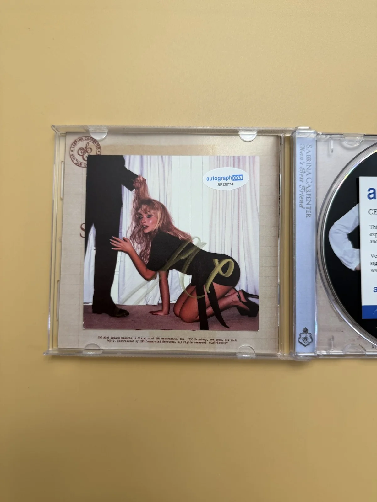 SIGNED Sabrina Carpenter CD Man’s Best Friend Autographed ACOA SP28774, изображение 2