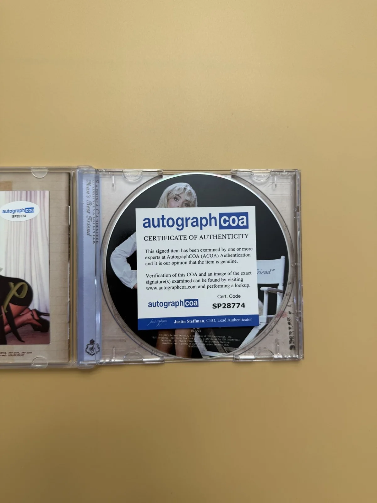 SIGNED Sabrina Carpenter CD Man’s Best Friend Autographed ACOA SP28774, изображение 3