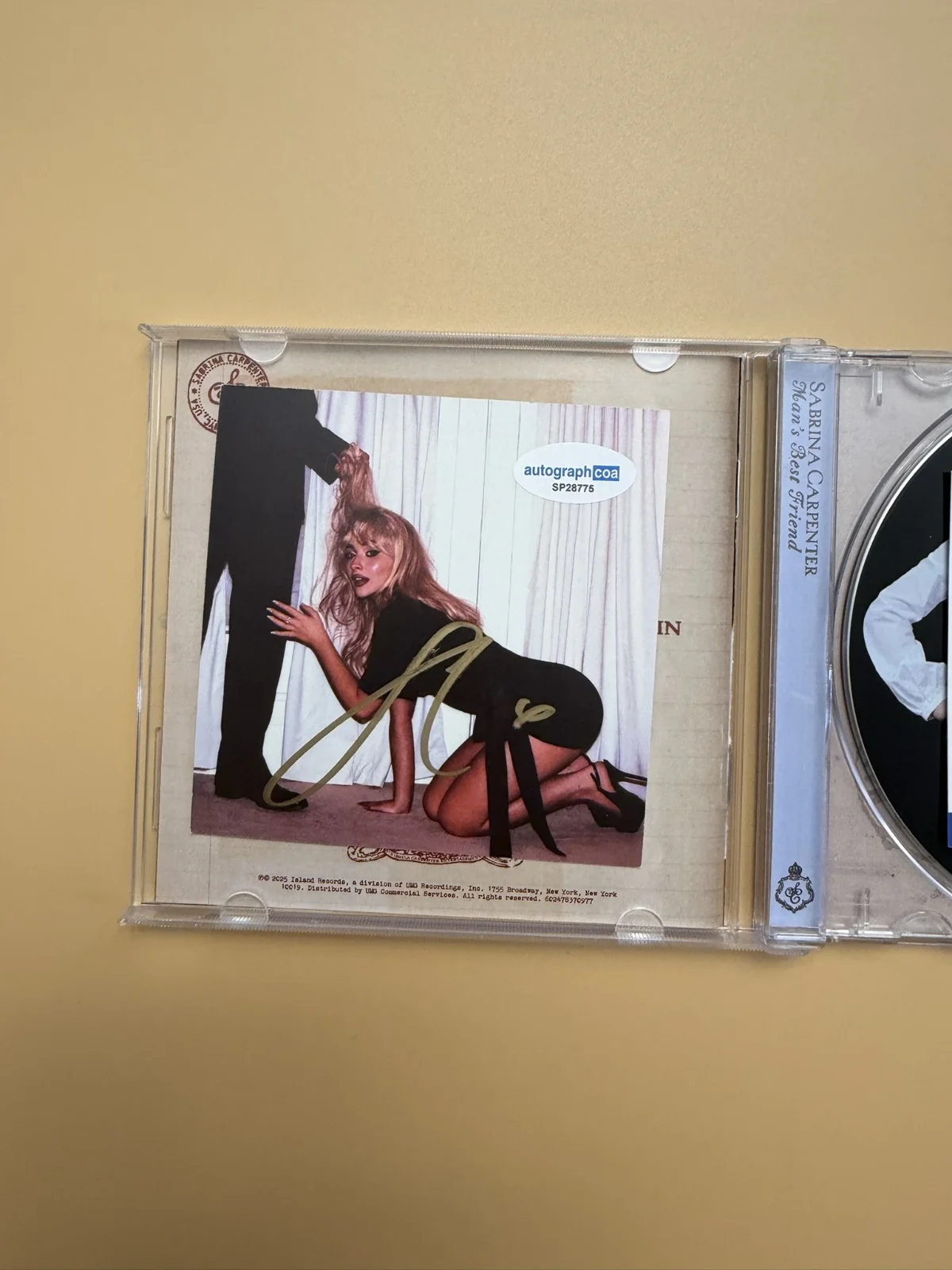 Sabrina Carpenter SIGNED Man’s Best Friend CD ACOA Auth SP28775, image 2