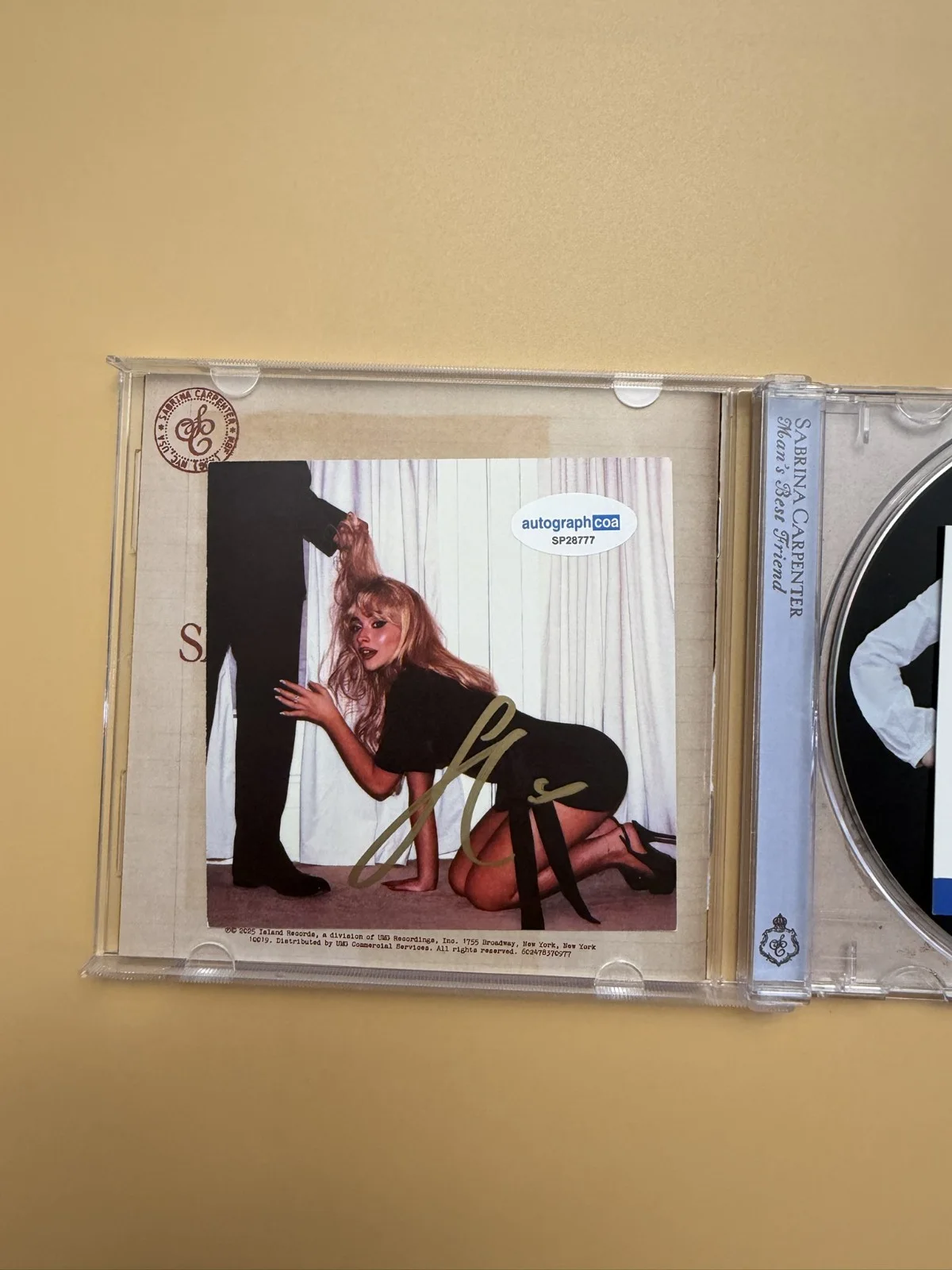 Sabrina Carpenter SIGNED CD Album Man’s Best Friend Autograph ACOA SP28777, изображение 2