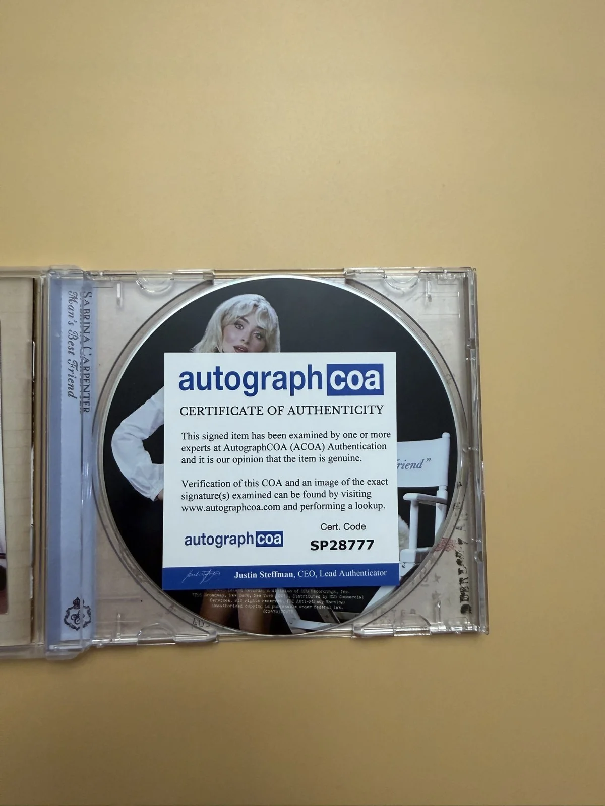 Sabrina Carpenter SIGNED CD Album Man’s Best Friend Autograph ACOA SP28777, изображение 3