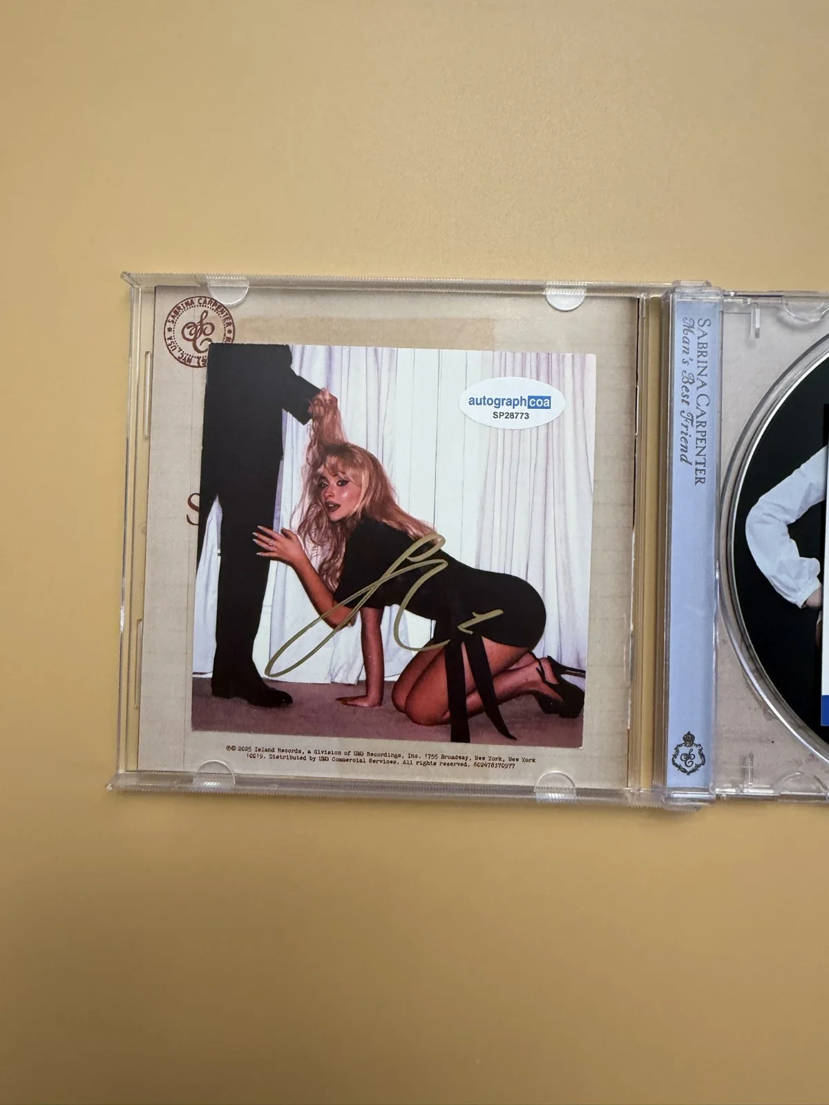 Sabrina Carpenter SIGNED CD Man’s Best Friend ACOA Certified SP28773, изображение 2