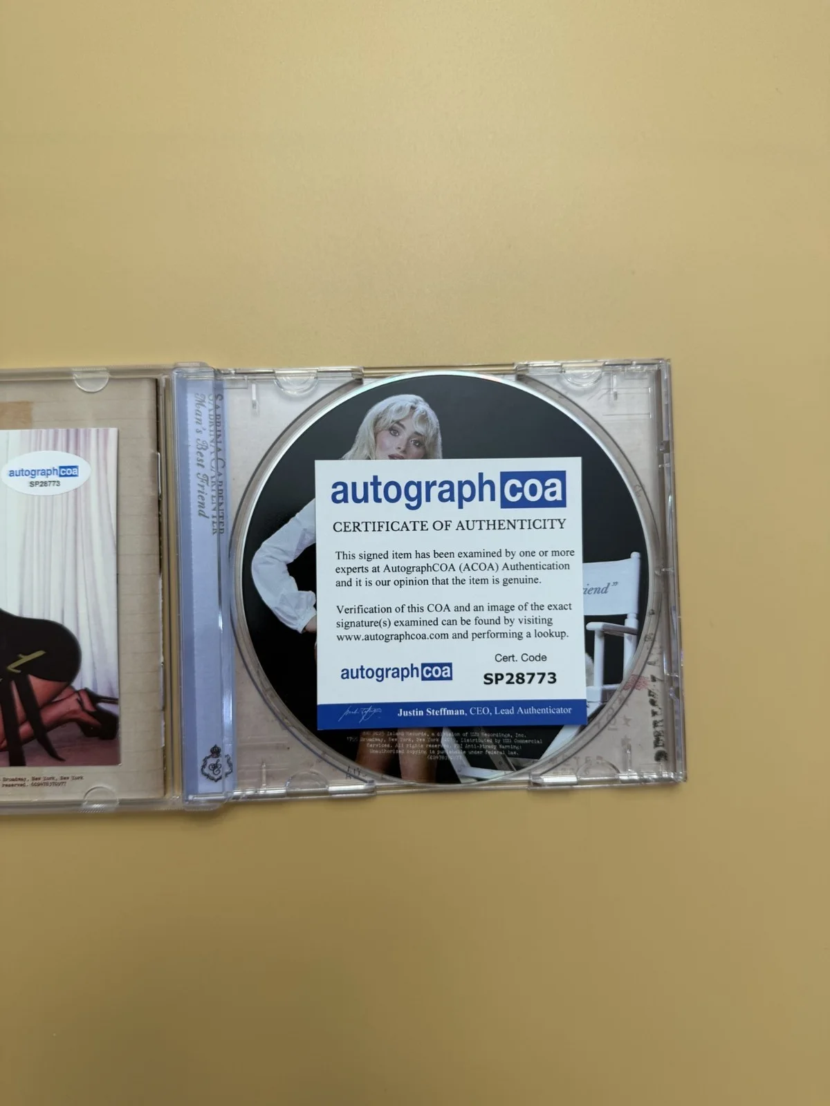 Sabrina Carpenter SIGNED CD Man’s Best Friend ACOA Certified SP28773, изображение 3