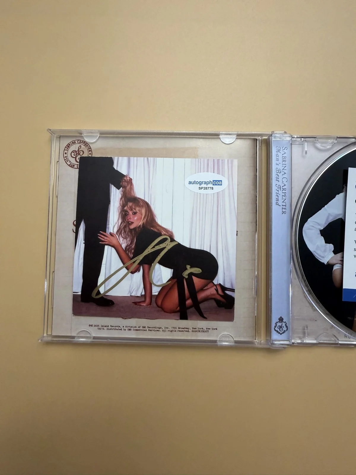 SIGNED Sabrina Carpenter Man’s Best Friend CD Album Autograph SP28778, изображение 2