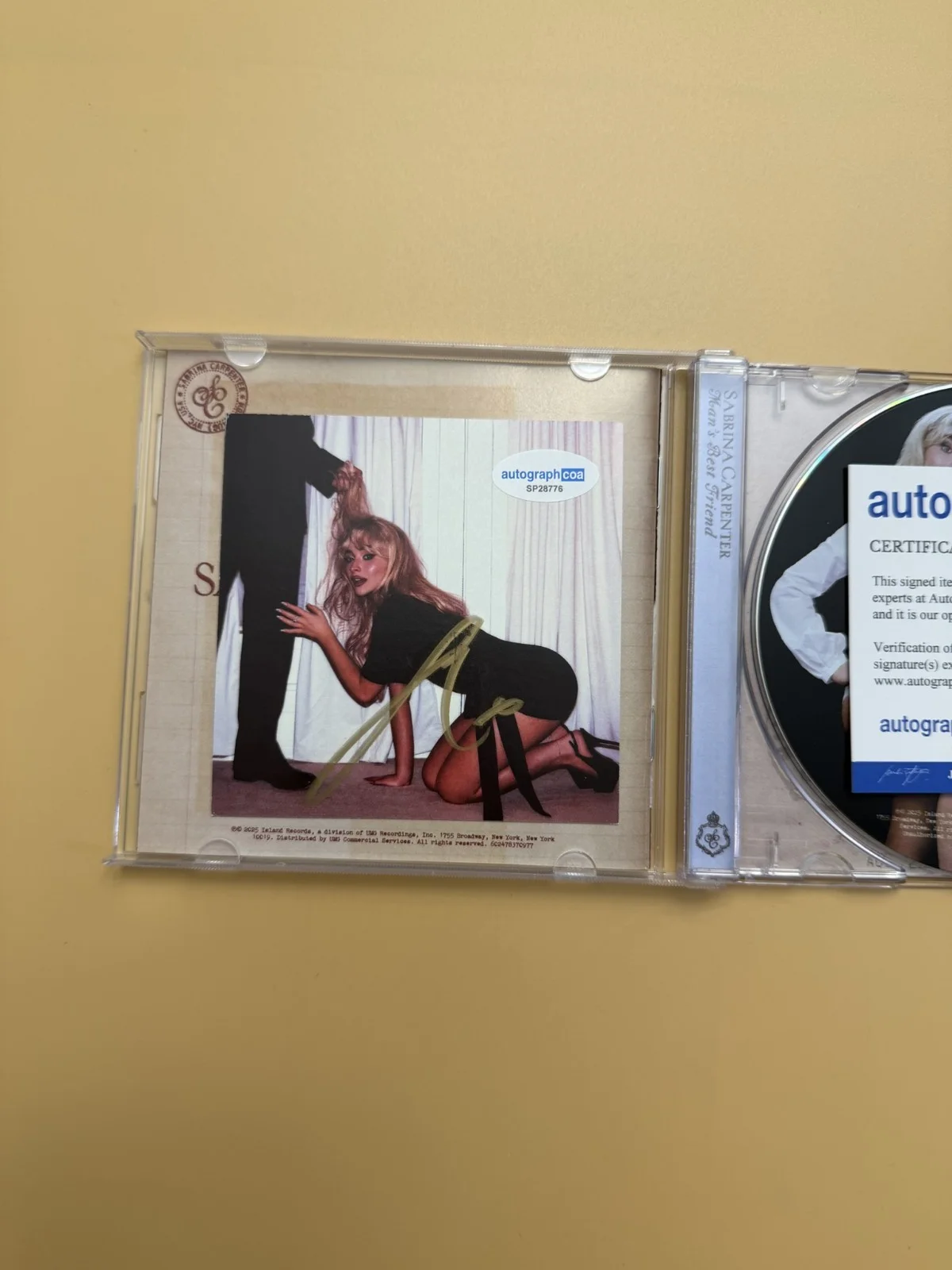 SIGNED Sabrina Carpenter Autograph CD Man’s Best Friend ACOA SP28776, изображение 2
