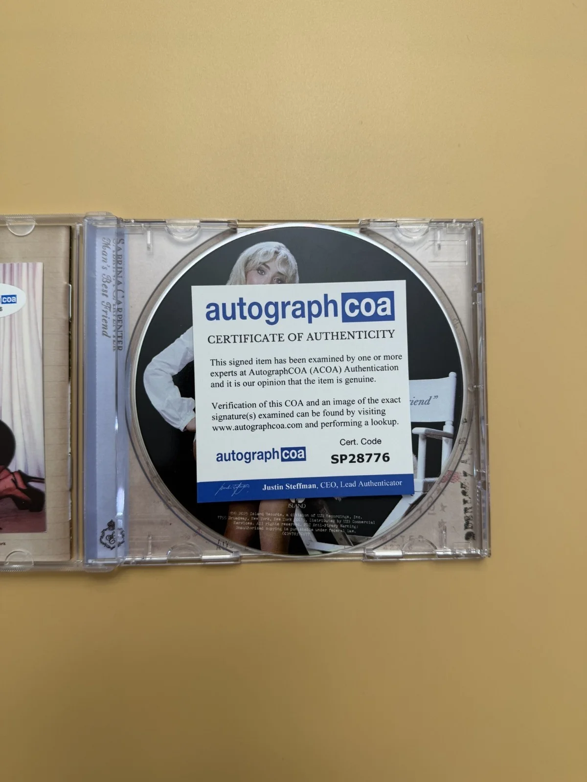 SIGNED Sabrina Carpenter Autograph CD Man’s Best Friend ACOA SP28776, изображение 3
