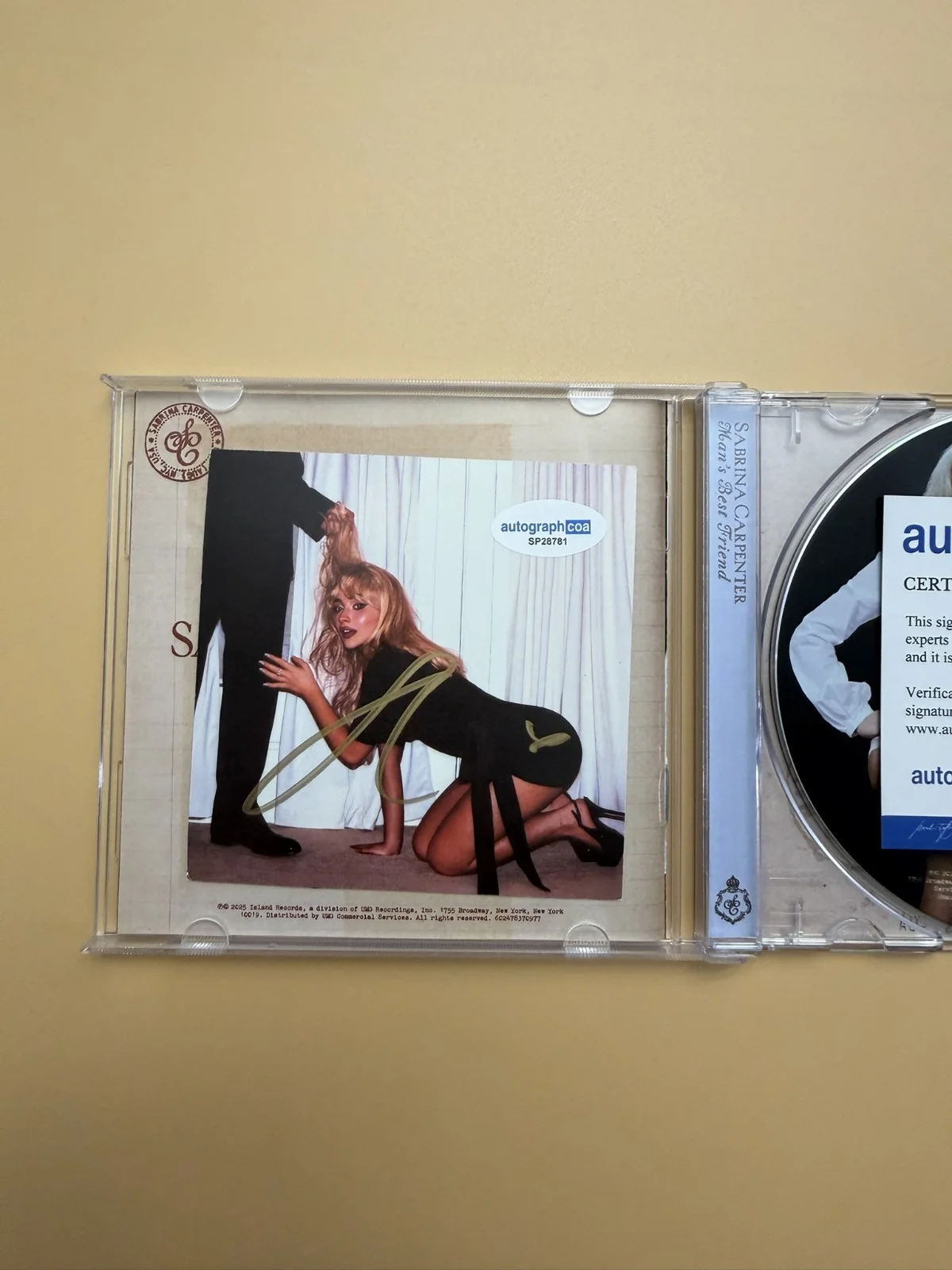 Sabrina Carpenter SIGNED Man’s Best Friend Autograph CD SP28781, image 2