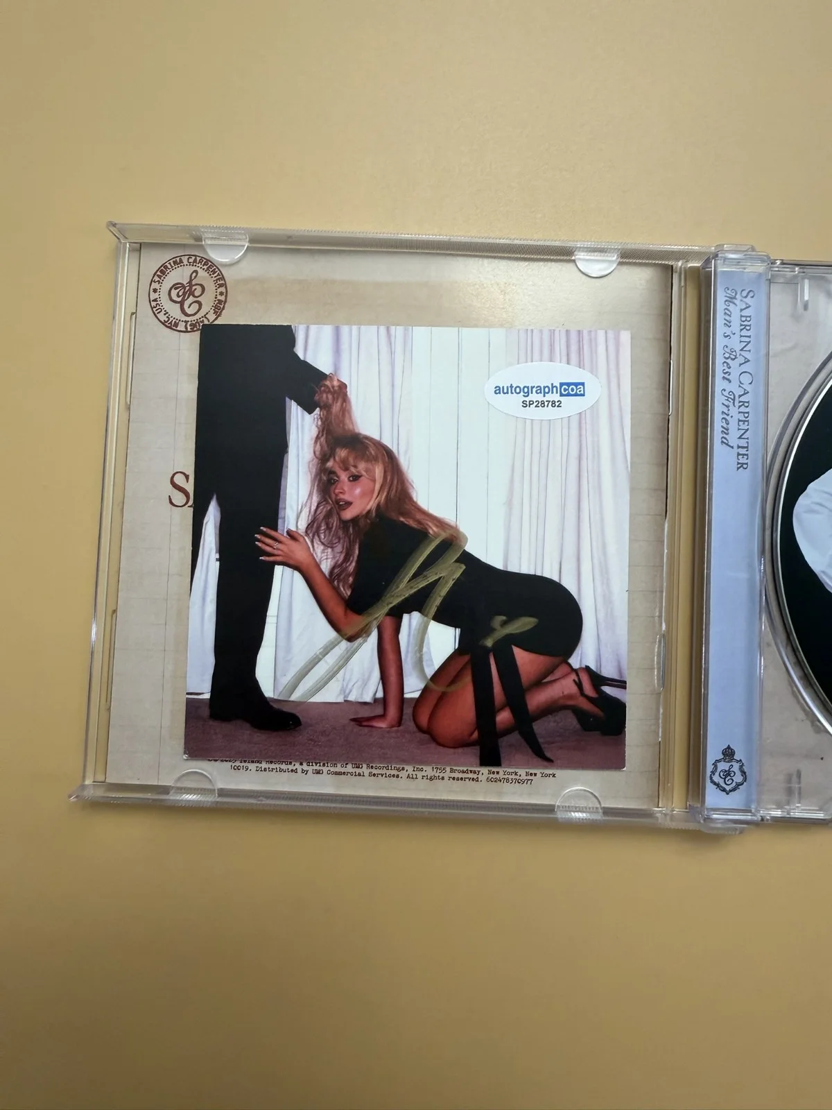 SIGNED Sabrina Carpenter CD Man’s Best Friend ACOA Auth SP28782, изображение 2