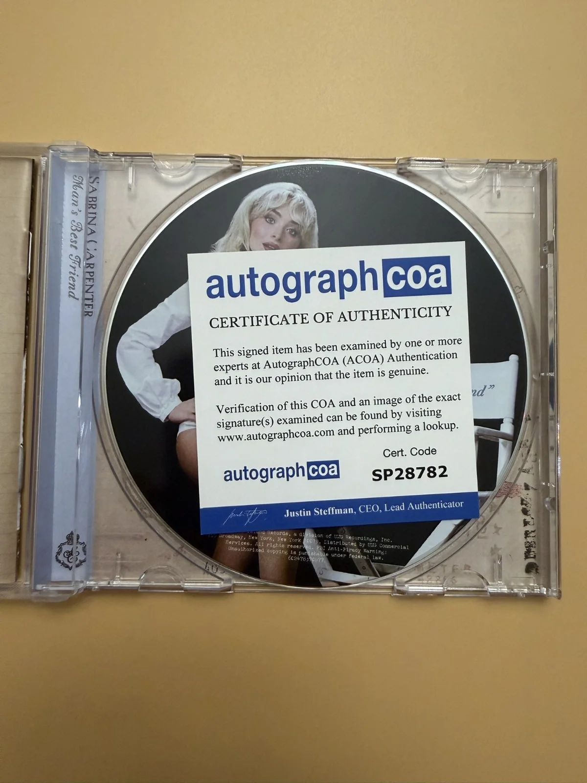 SIGNED Sabrina Carpenter CD Man’s Best Friend ACOA Auth SP28782, изображение 3