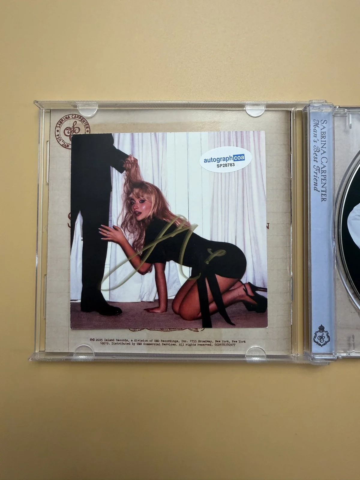 Sabrina Carpenter SIGNED CD Autograph Man’s Best Friend ACOA SP28783, изображение 2
