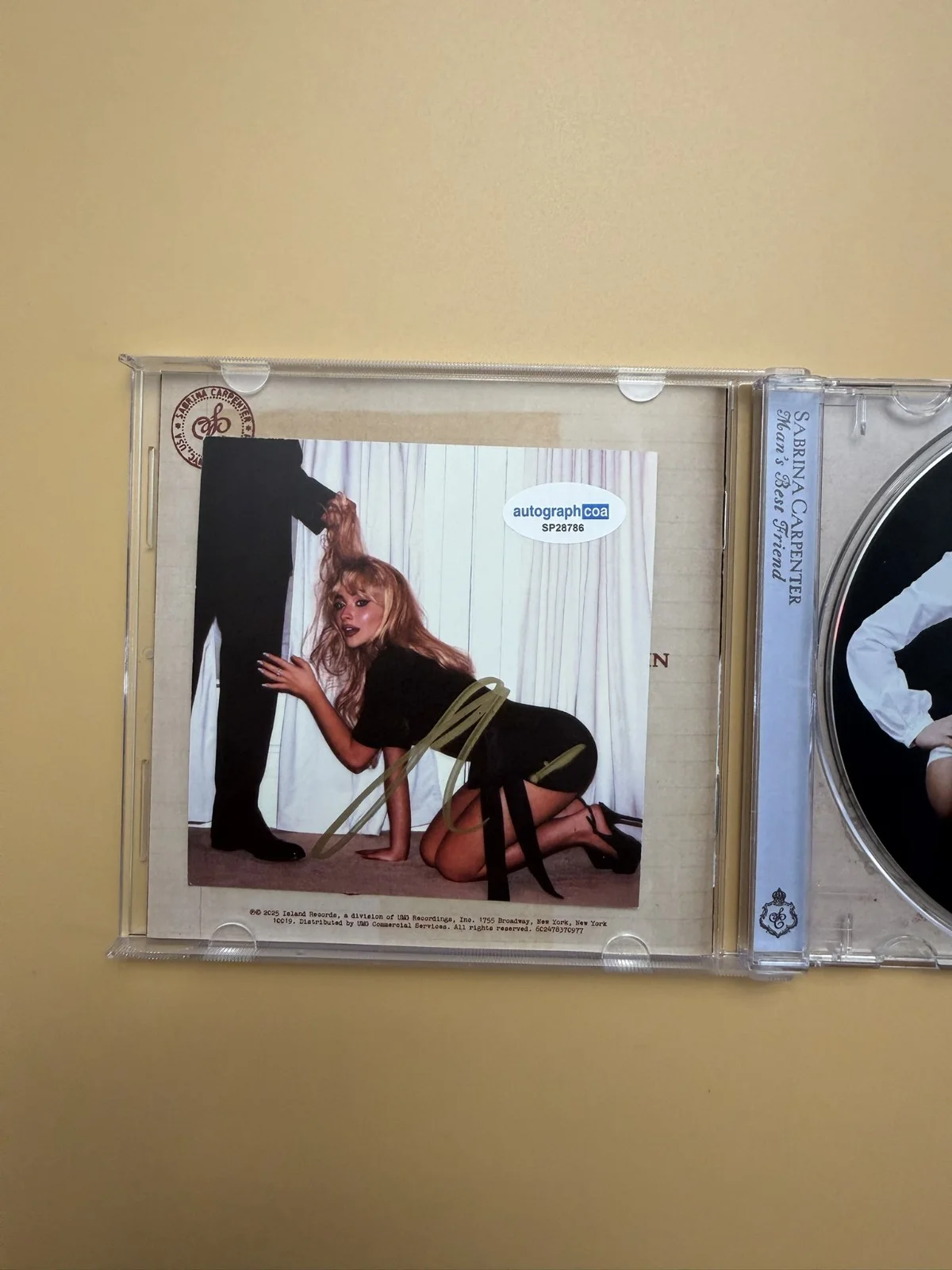 SIGNED Sabrina Carpenter CD Album Man’s Best Friend Autograph SP28786, изображение 2