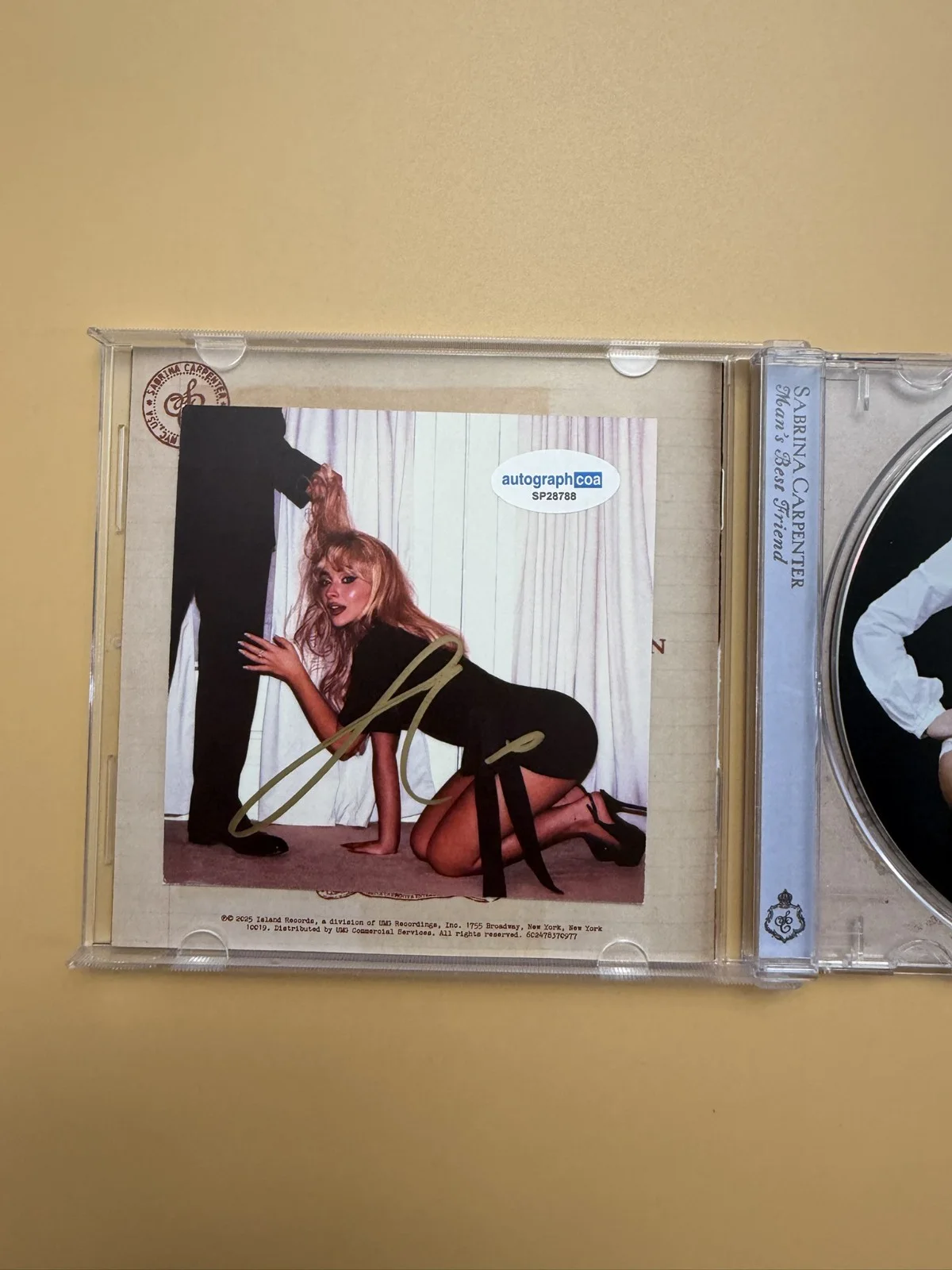 SIGNED Sabrina Carpenter Autographed Man’s Best Friend CD Album ACOA SP28788, изображение 2