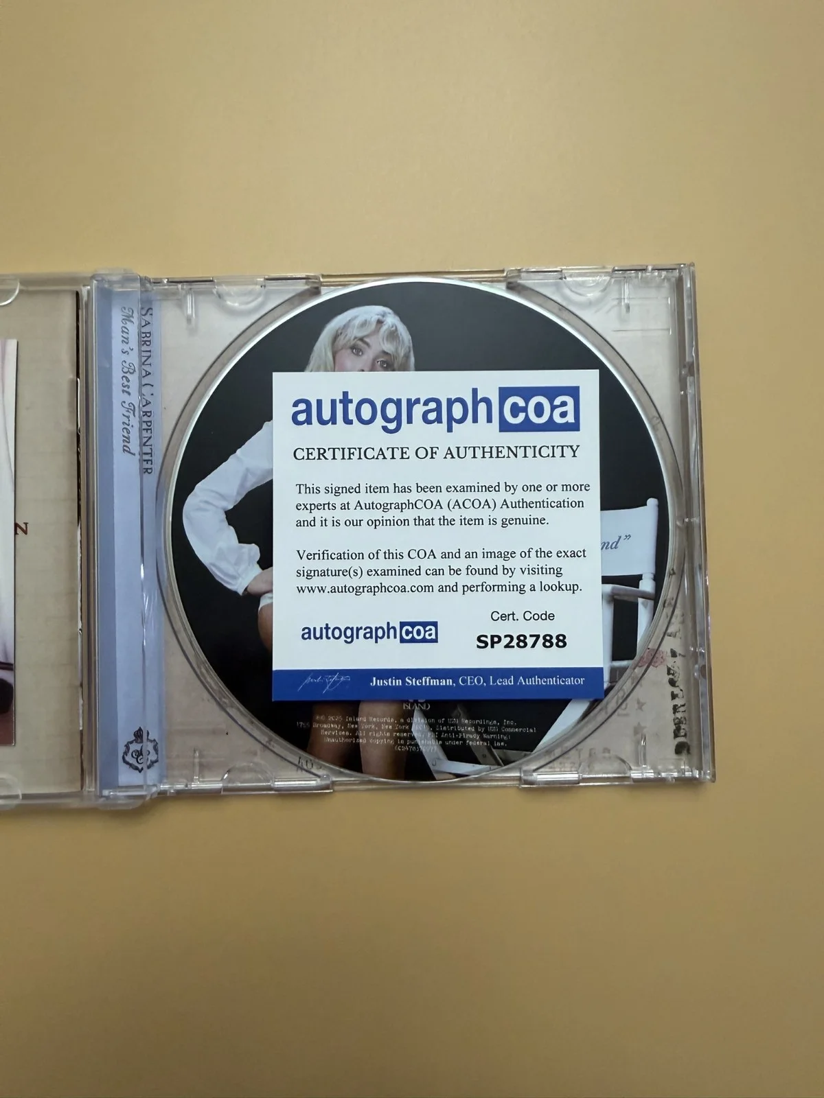 SIGNED Sabrina Carpenter Autographed Man’s Best Friend CD Album ACOA SP28788, изображение 3