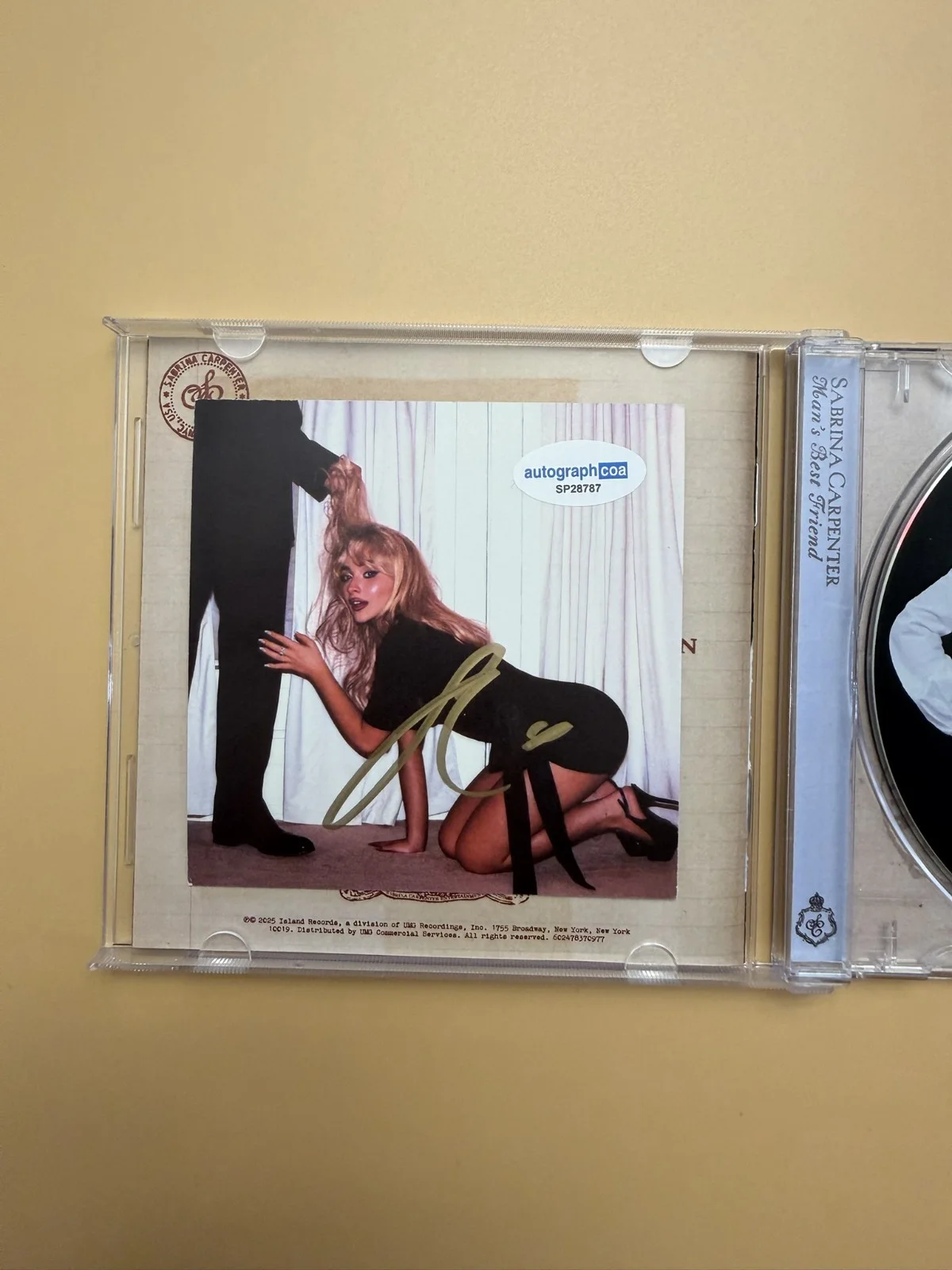 Sabrina Carpenter SIGNED Man’s Best Friend CD ACOA COA SP28787, image 2