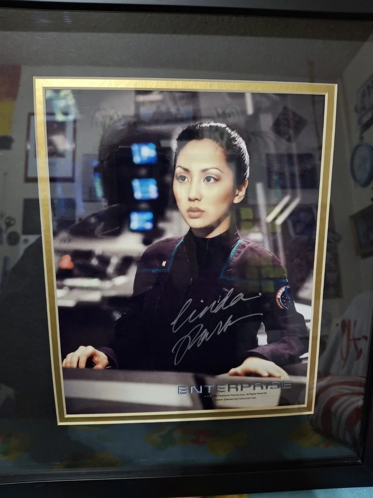 Linda Park — Star Trek Enterprise Signed Photo Linda Park Ens. Hoshi Sato Patch Nameplate, изображение 2