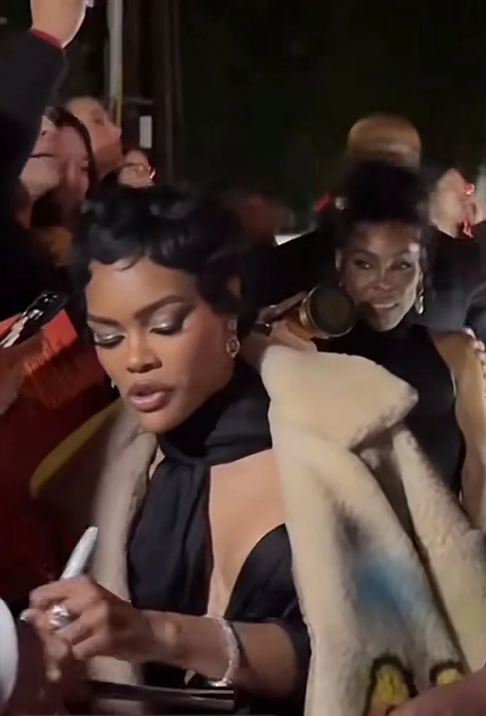 teyana taylor — TEYANA TAYLOR Signed authentic ONE BATTLE AFTER ANOTHER 12x18 poster photoproof, изображение 2