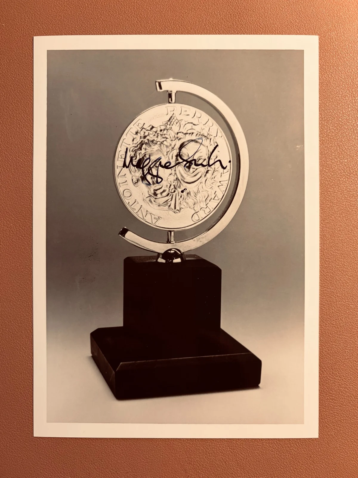 Maggie Smith — MAGGIE SMITH Signed•1990 Tony Award Photo•w/ Todd Mueller Autographs COA LOA, изображение 2