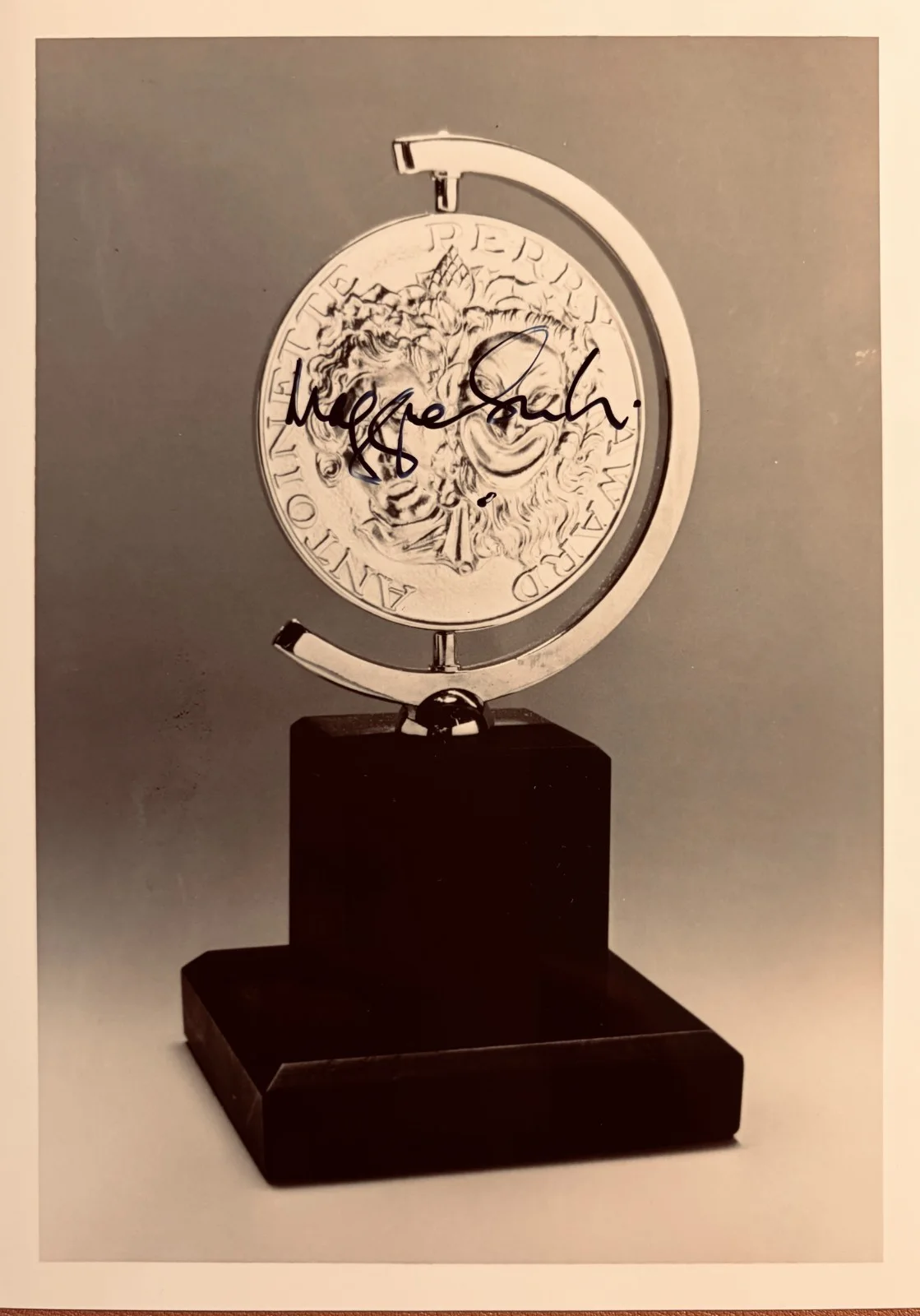 Maggie Smith — MAGGIE SMITH Signed•1990 Tony Award Photo•w/ Todd Mueller Autographs COA LOA, изображение 3