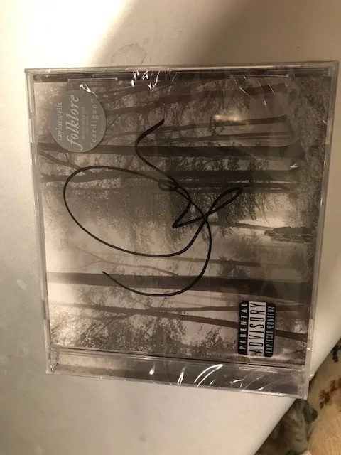 Taylor Swift Signed Autographed Folklore Album CD Brand New And Sealed, изображение 2