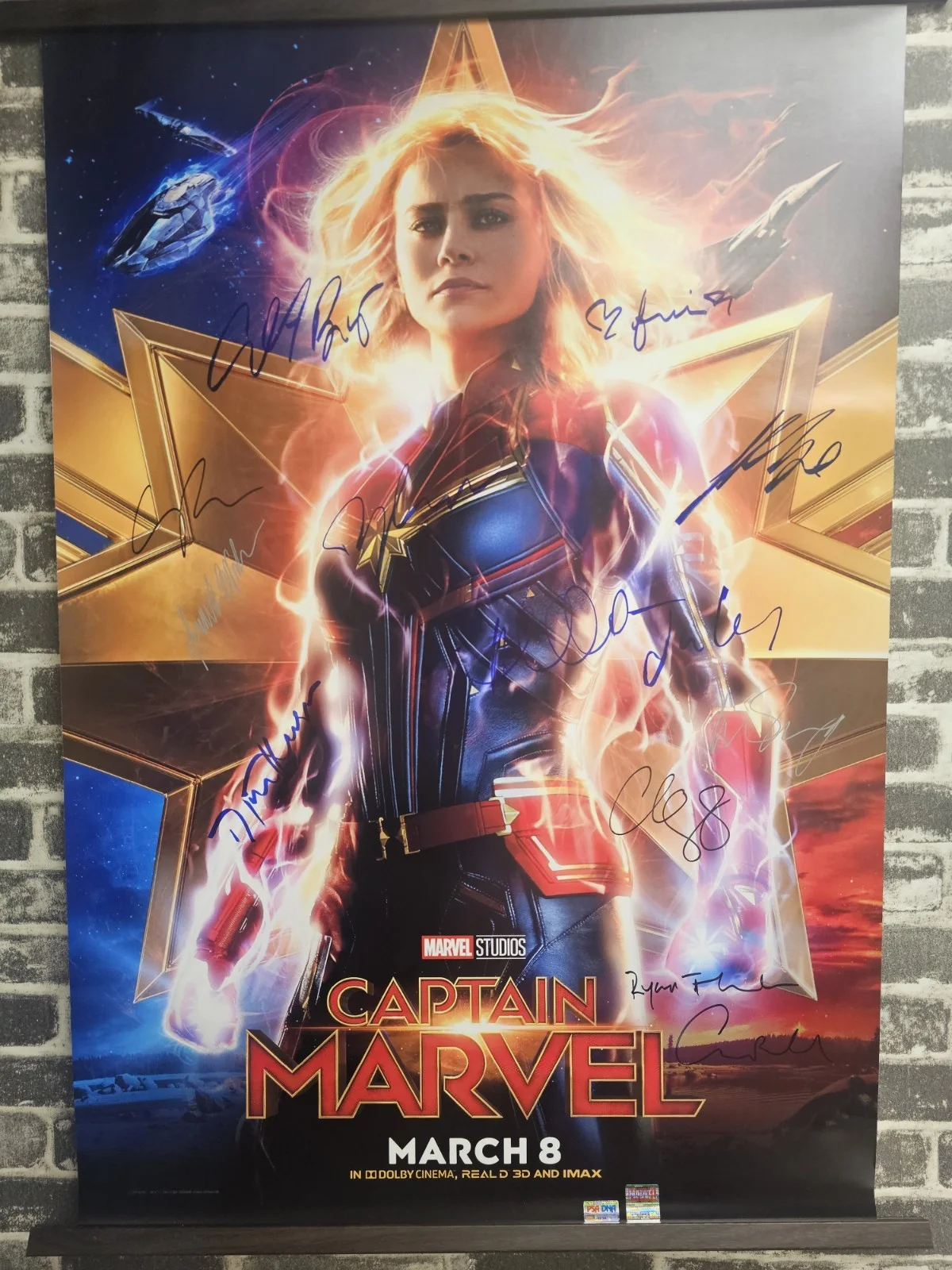 Larsen, Jackson, Law — Captain Marvel Signed Autographed 27X40 Poster Larsen, Jackson, Law + 10 Others, изображение 2
