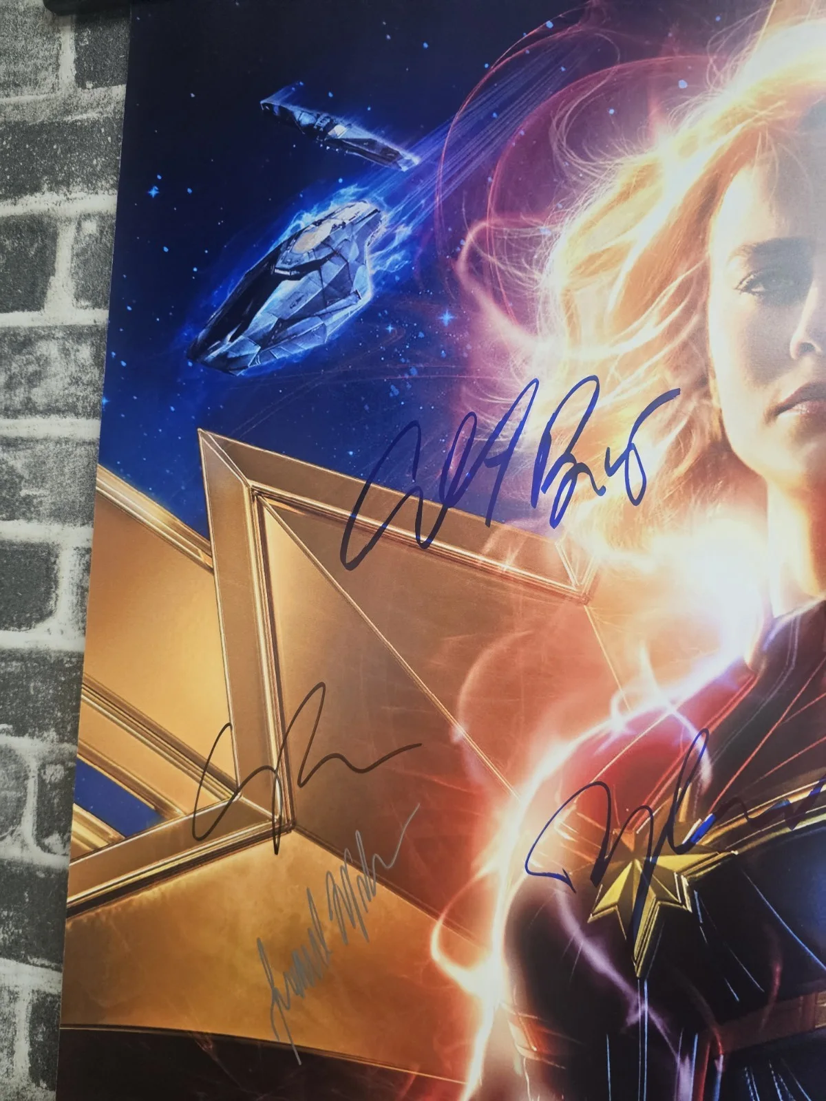 Larsen, Jackson, Law — Captain Marvel Signed Autographed 27X40 Poster Larsen, Jackson, Law + 10 Others, изображение 3