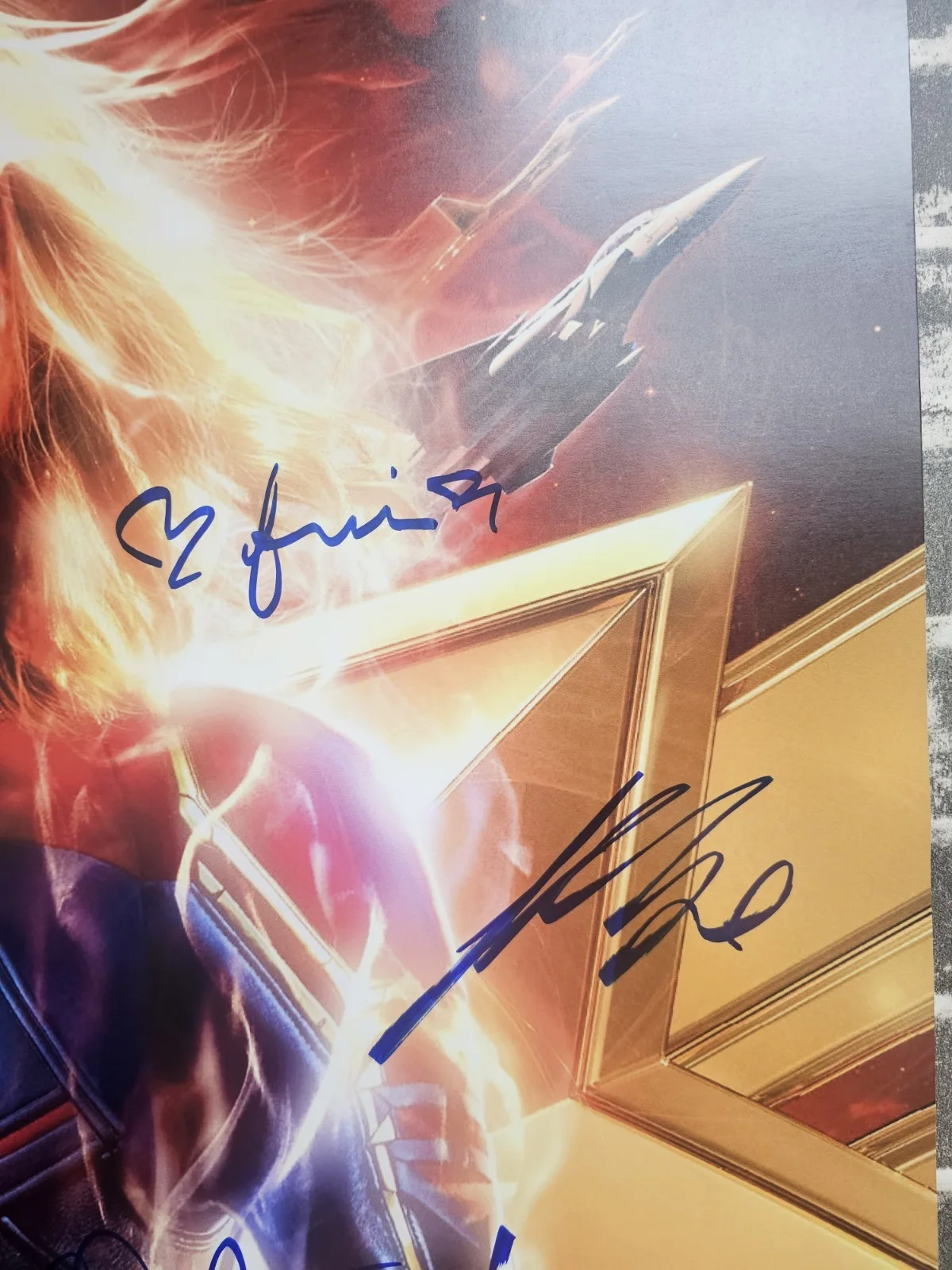 Larsen, Jackson, Law — Captain Marvel Signed Autographed 27X40 Poster Larsen, Jackson, Law + 10 Others, изображение 4